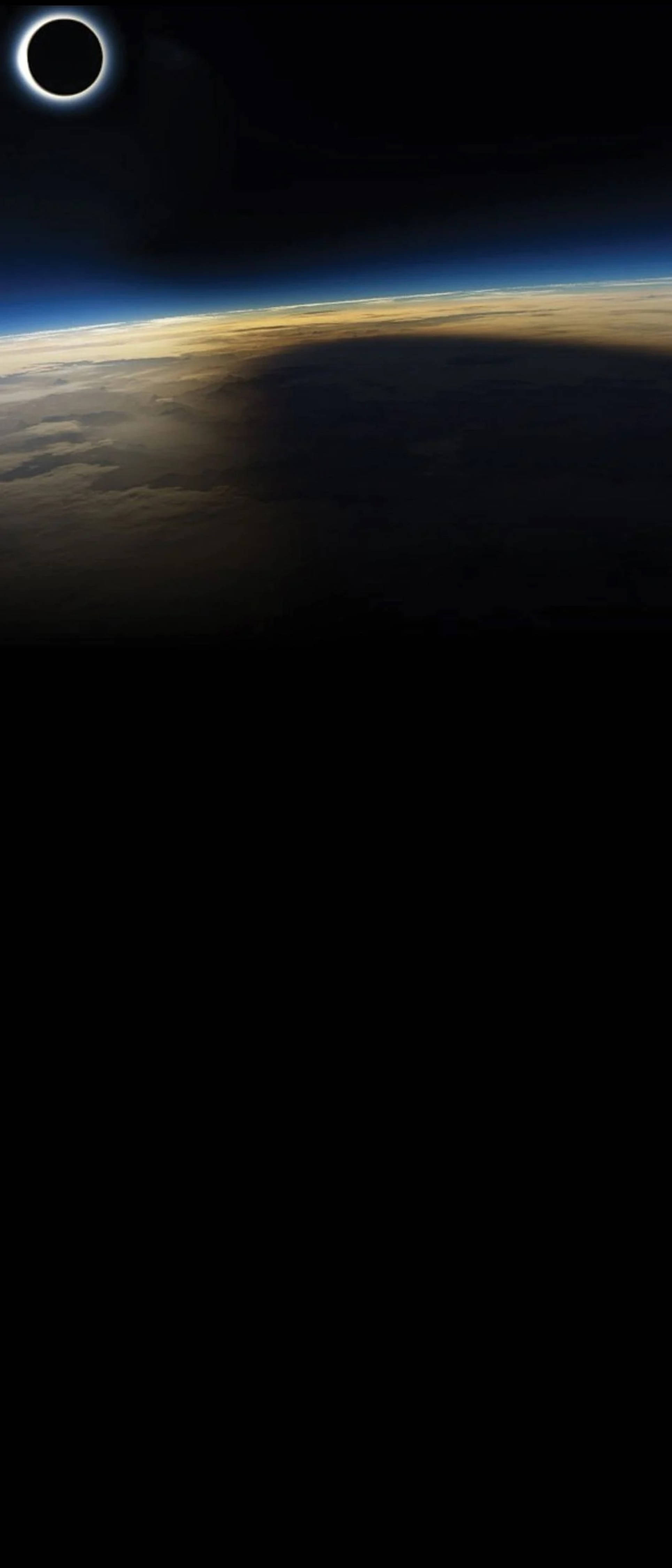 Dramatic Dark Earth - Punch Hole 4K วอลเปเปอร์