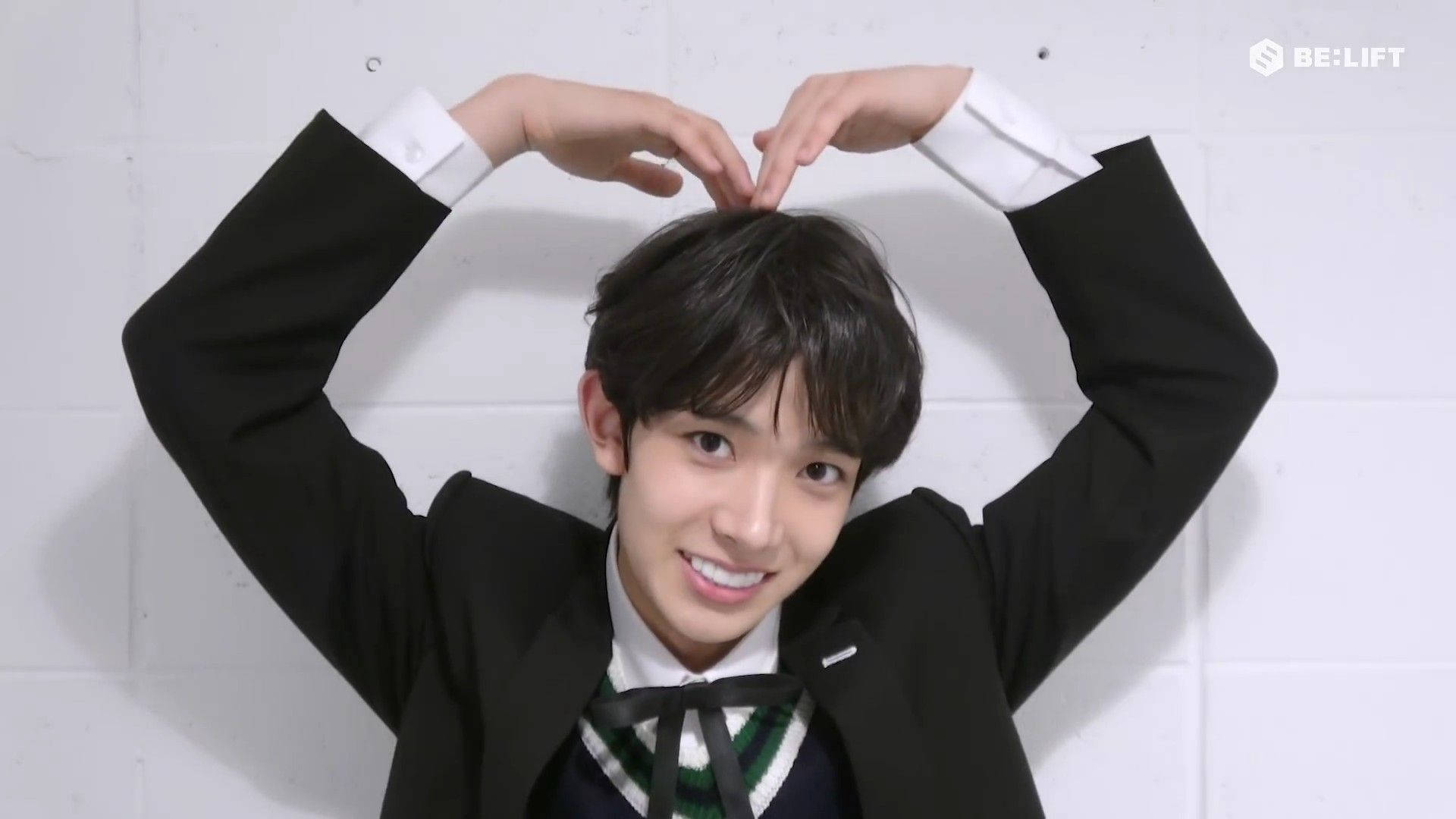 ENHYPEN ฮีซึงทำท่าหัวใจ วอลเปเปอร์