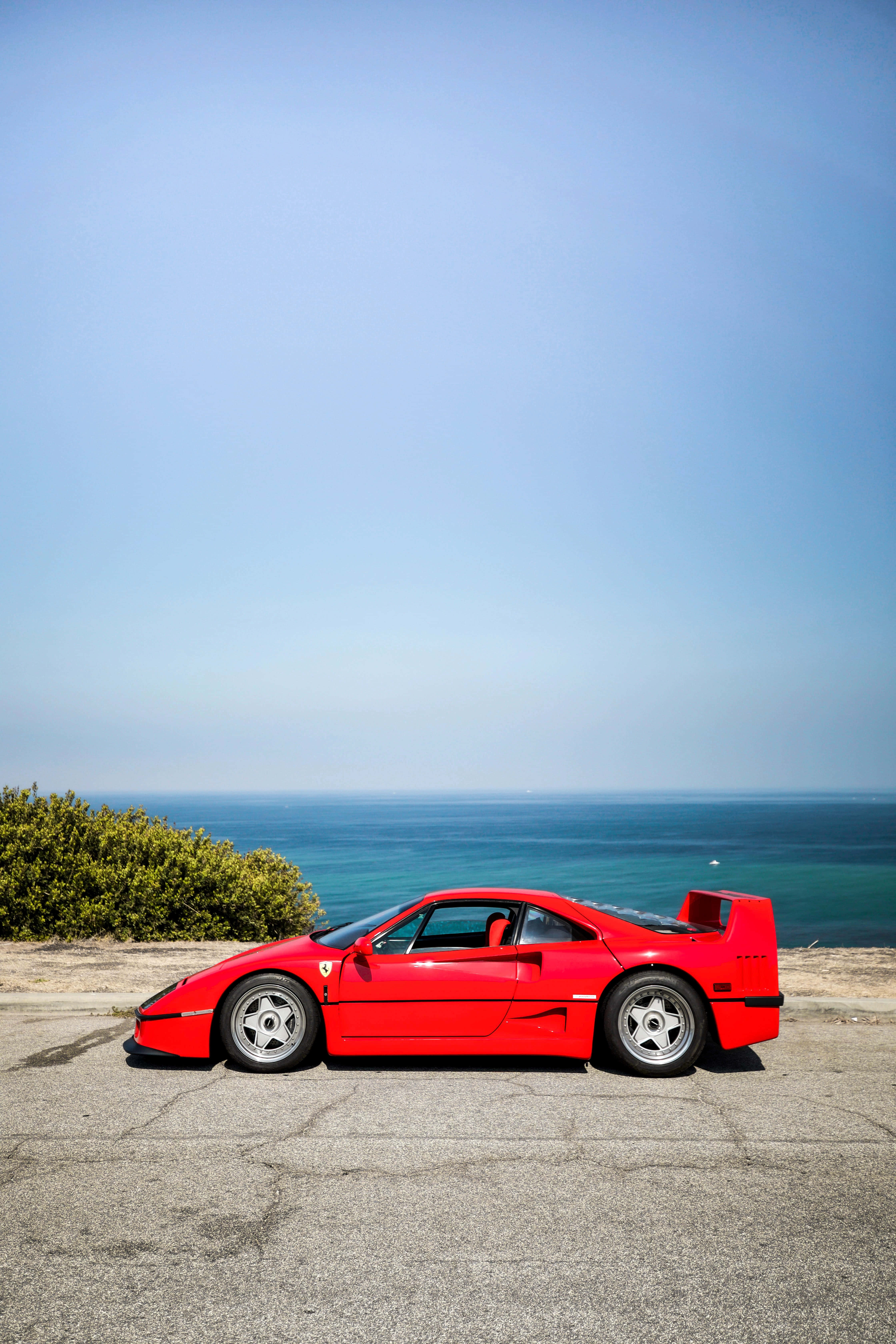 ความสง่างามที่เป็นแบบอย่างของเฟerrari ที่แสดงให้เห็นอย่างเต็มที่ วอลเปเปอร์