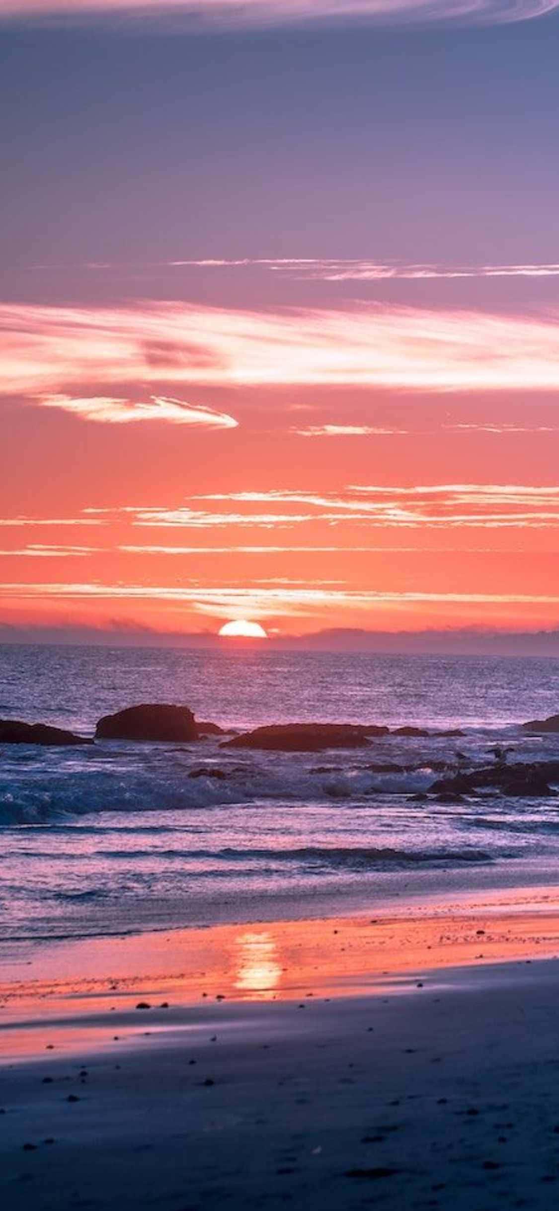 Experience the beauty of Malibu with the latest iPhone Xs วอลเปเปอร์