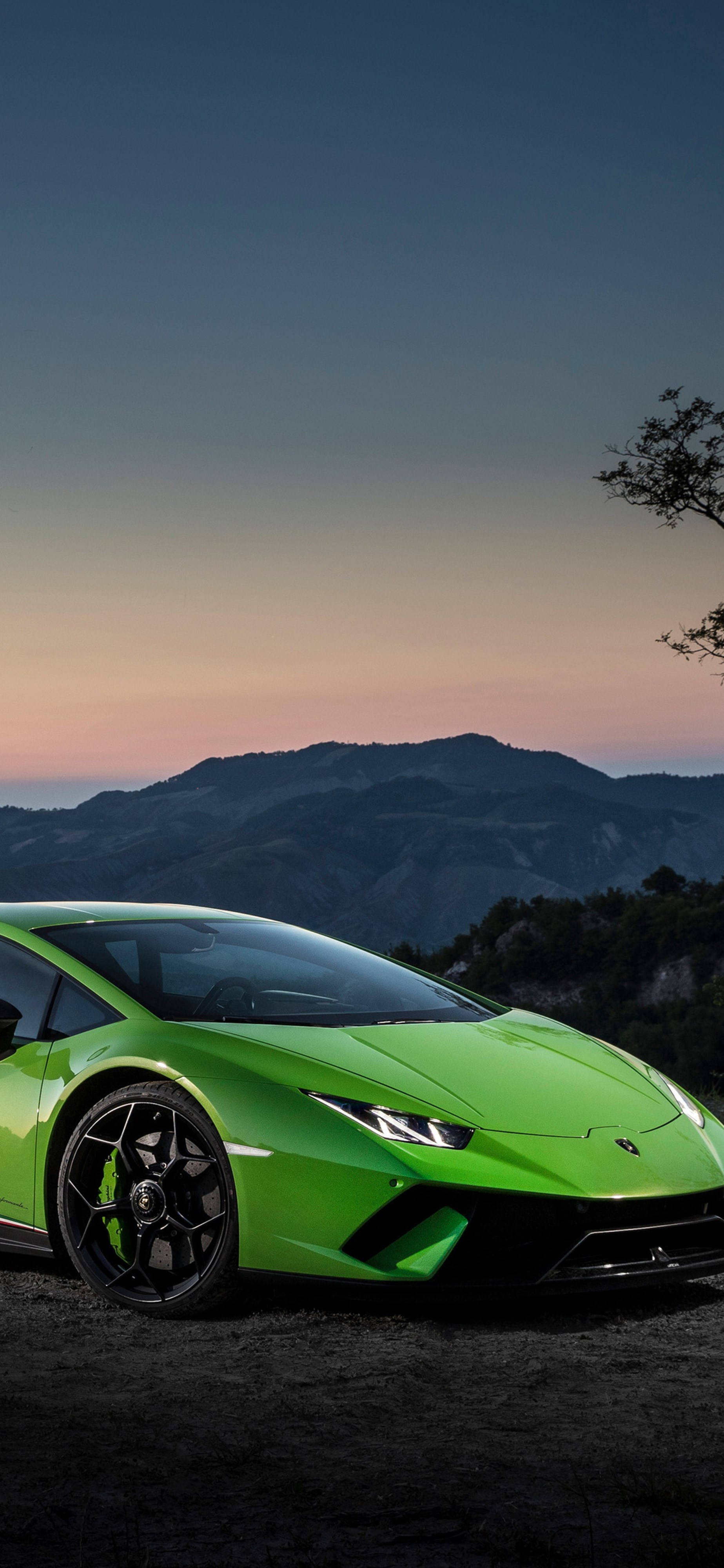 Experience the luxury of a Lamborghini with the power of an iPhone! วอลเปเปอร์