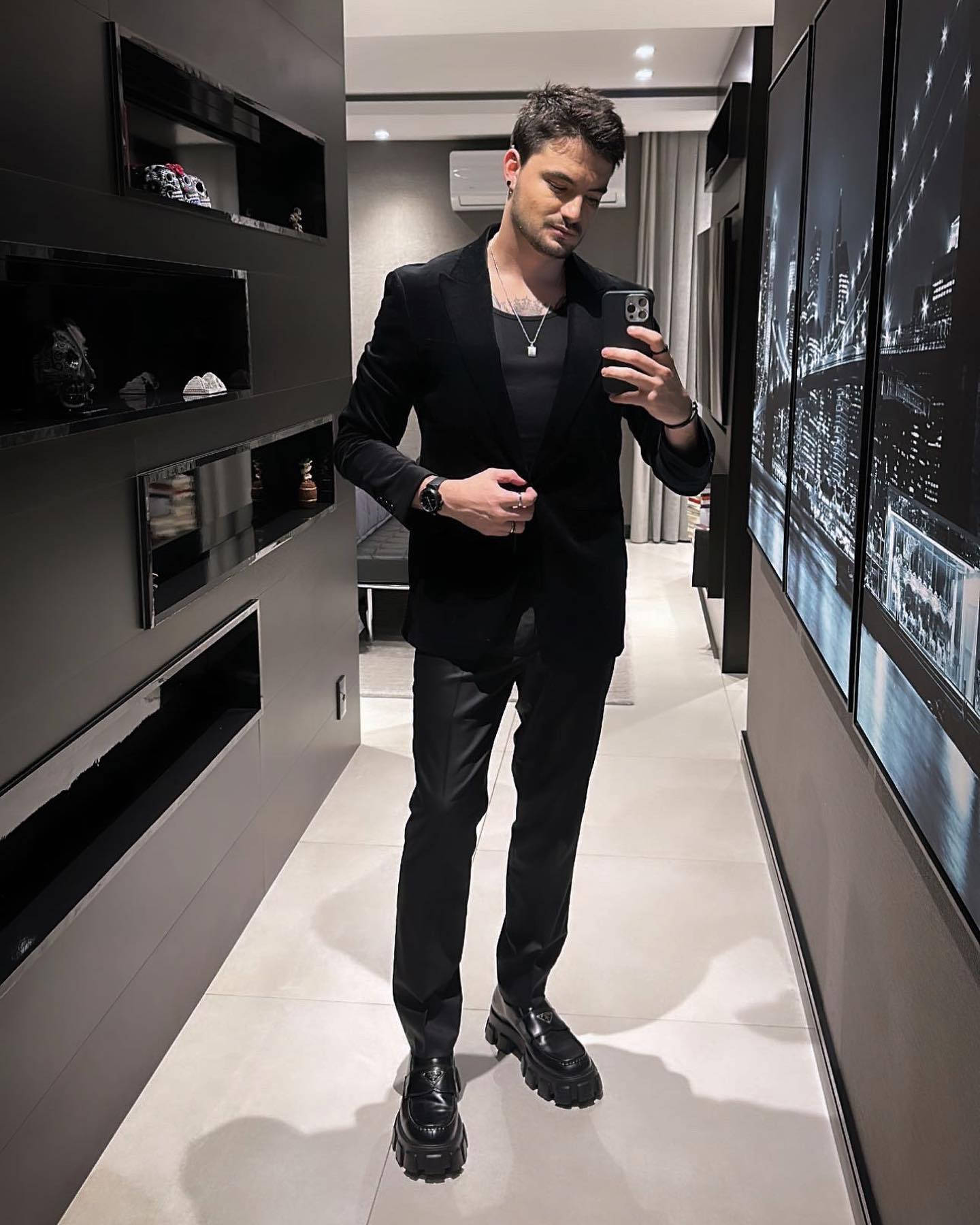 Felipe Neto แต่งกายด้วยชุดดำอย่างสง่างาม วอลเปเปอร์