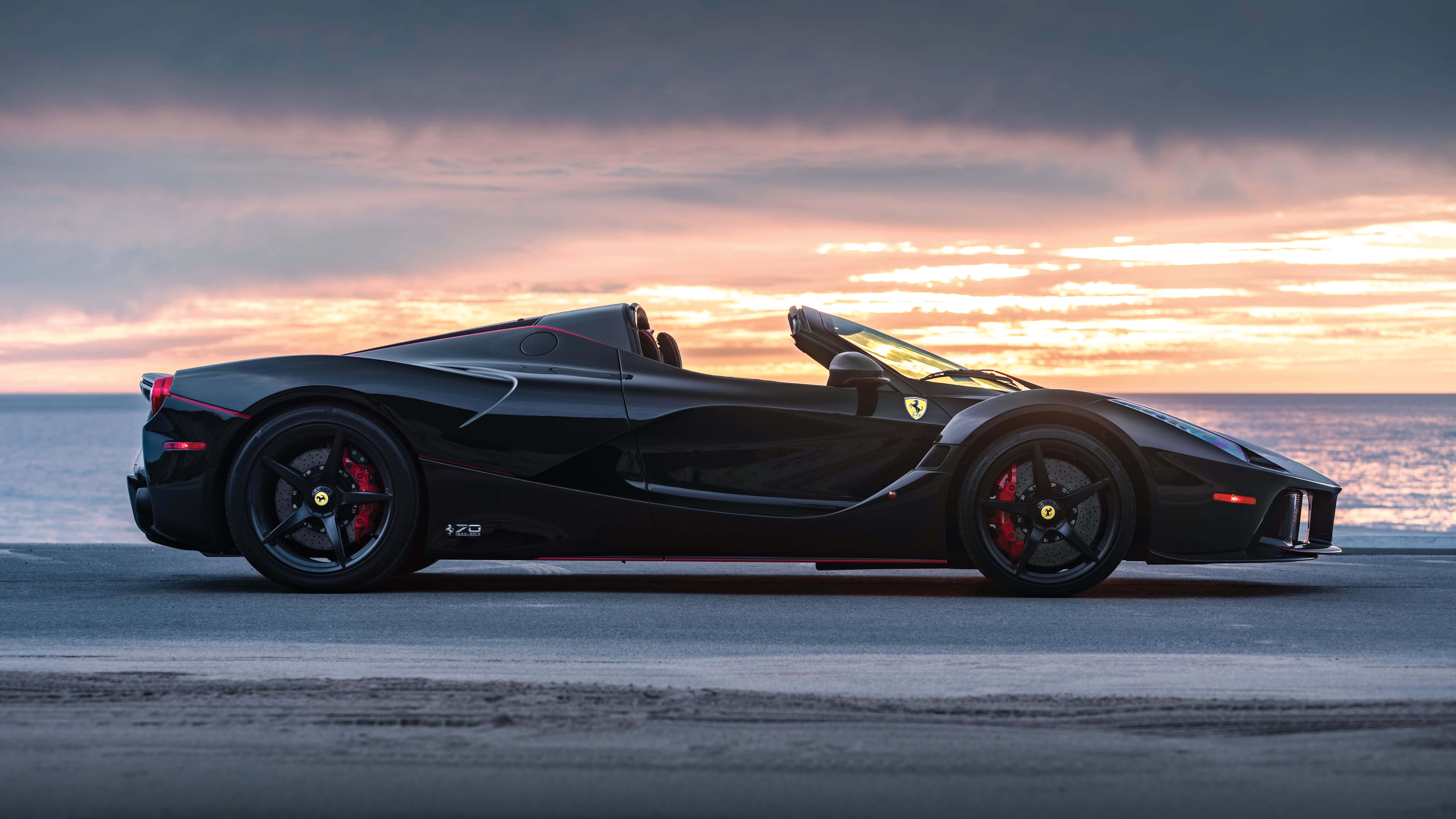 รถสีดำ Ferrari 4K ชายหาดพระอาทิตย์ตก วอลเปเปอร์
