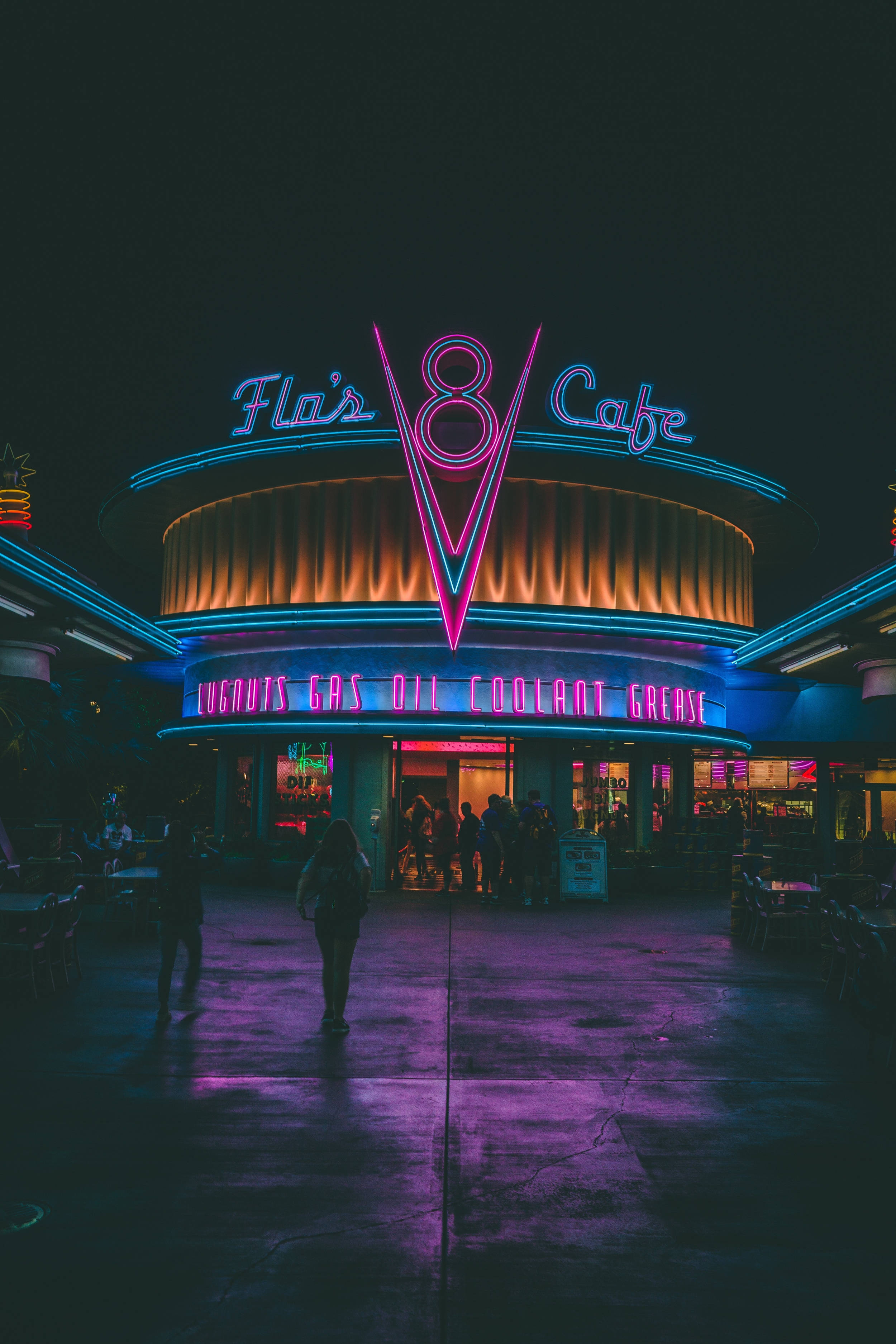 บรรยากาศคึกคักที่ Flo's V8 Café ใน Disney California Adventure Park วอลเปเปอร์