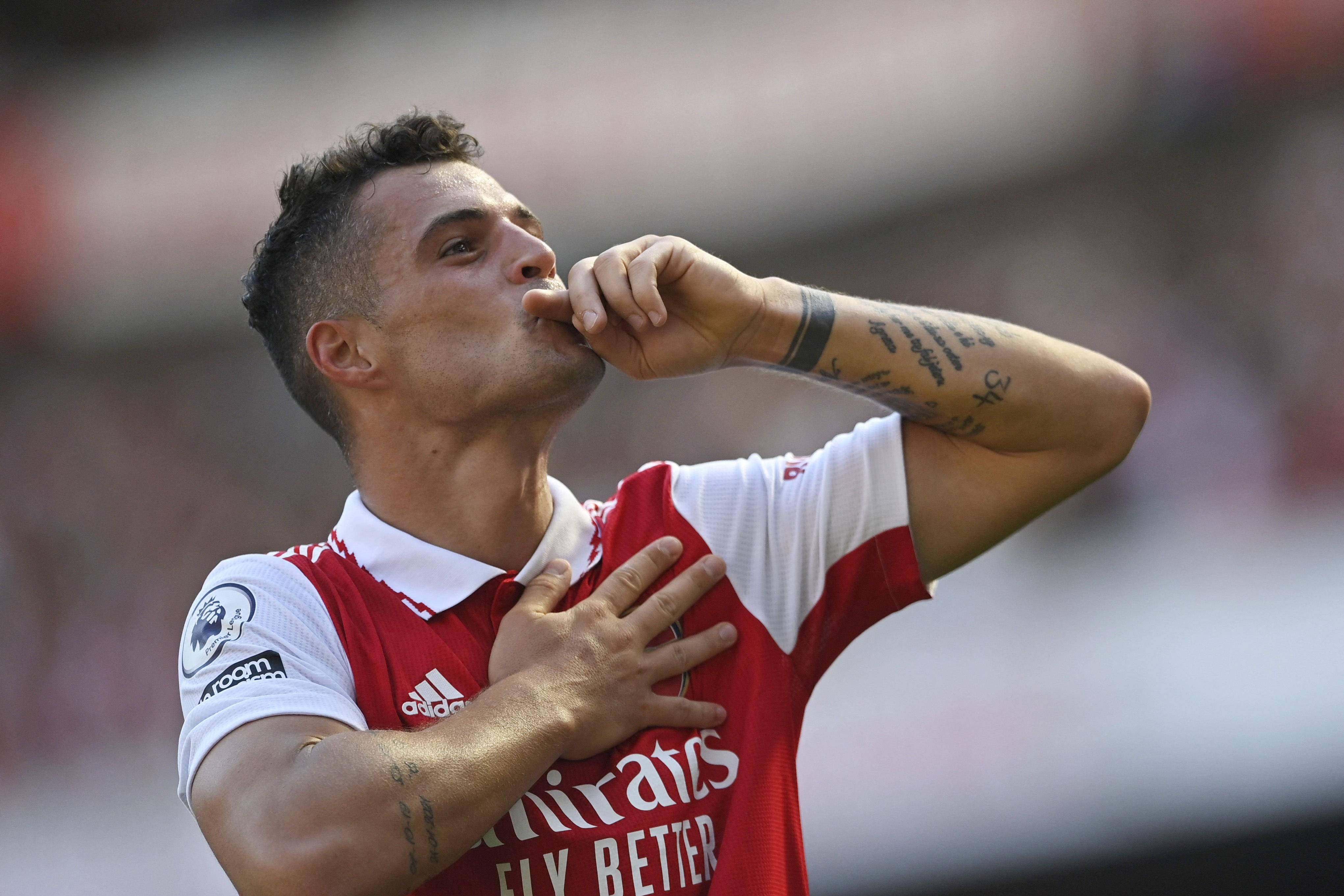 Granit Xhaka ส่งจูบกลางอากาศ วอลเปเปอร์