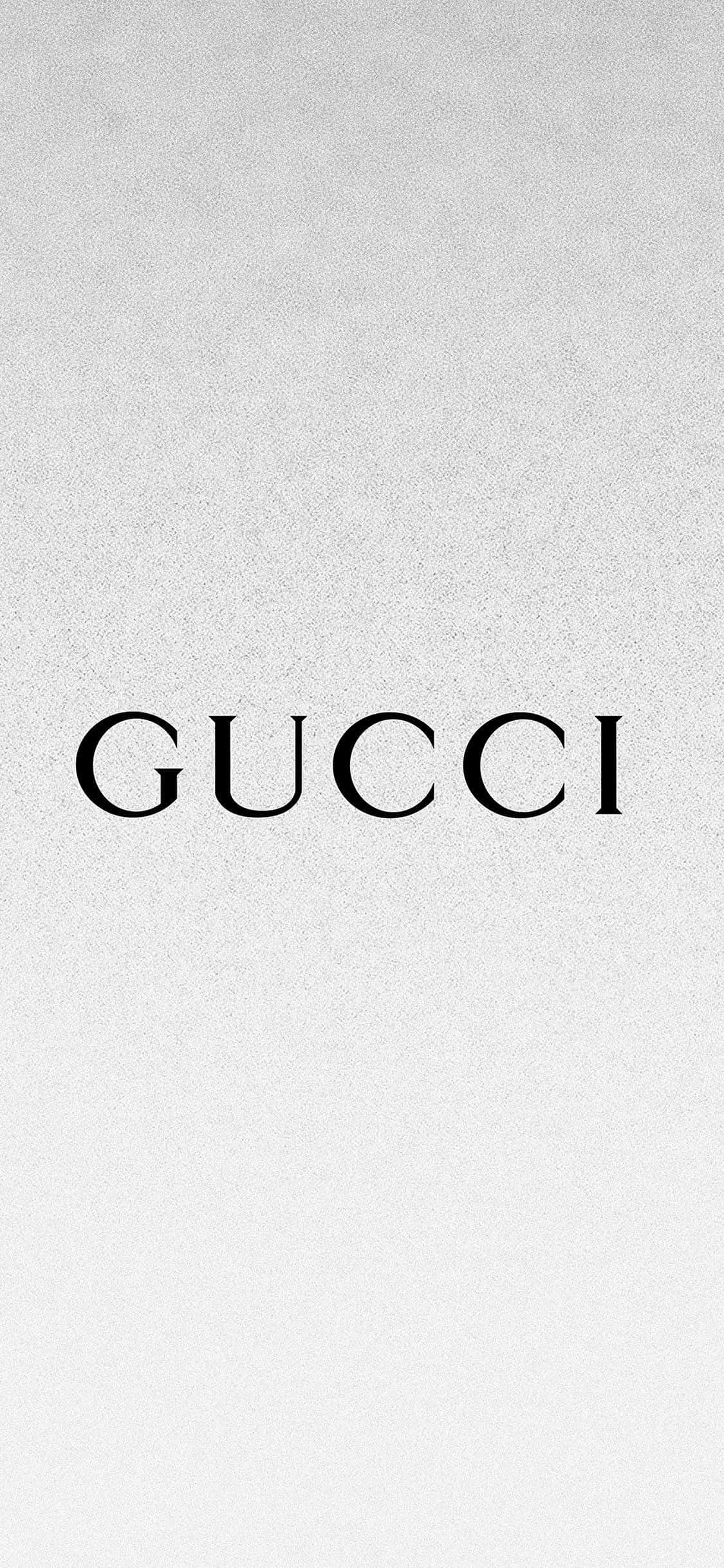 พื้นหลังข้อความ Gucci สีเงินขาวหรูหรา วอลเปเปอร์
