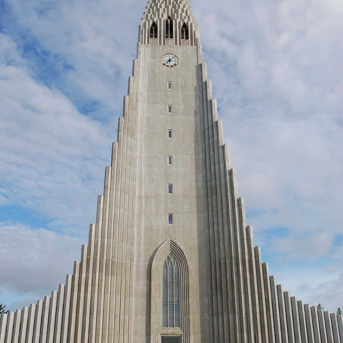 ภายนอกหอคกลางของโบสถ์ Hallgrímskirkja วอลเปเปอร์
