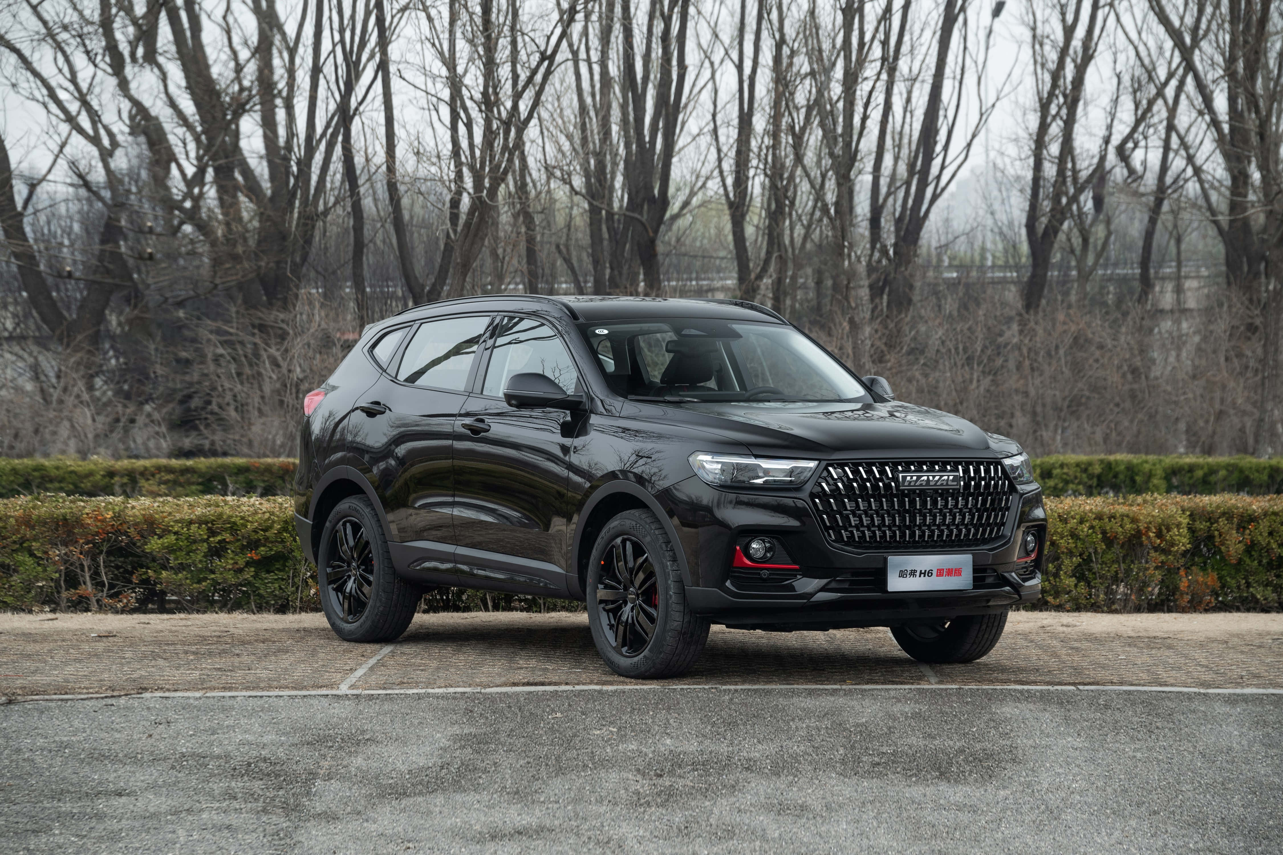 Haval SUV มีสไตล์กำลังแล่นไปตามถนน วอลเปเปอร์