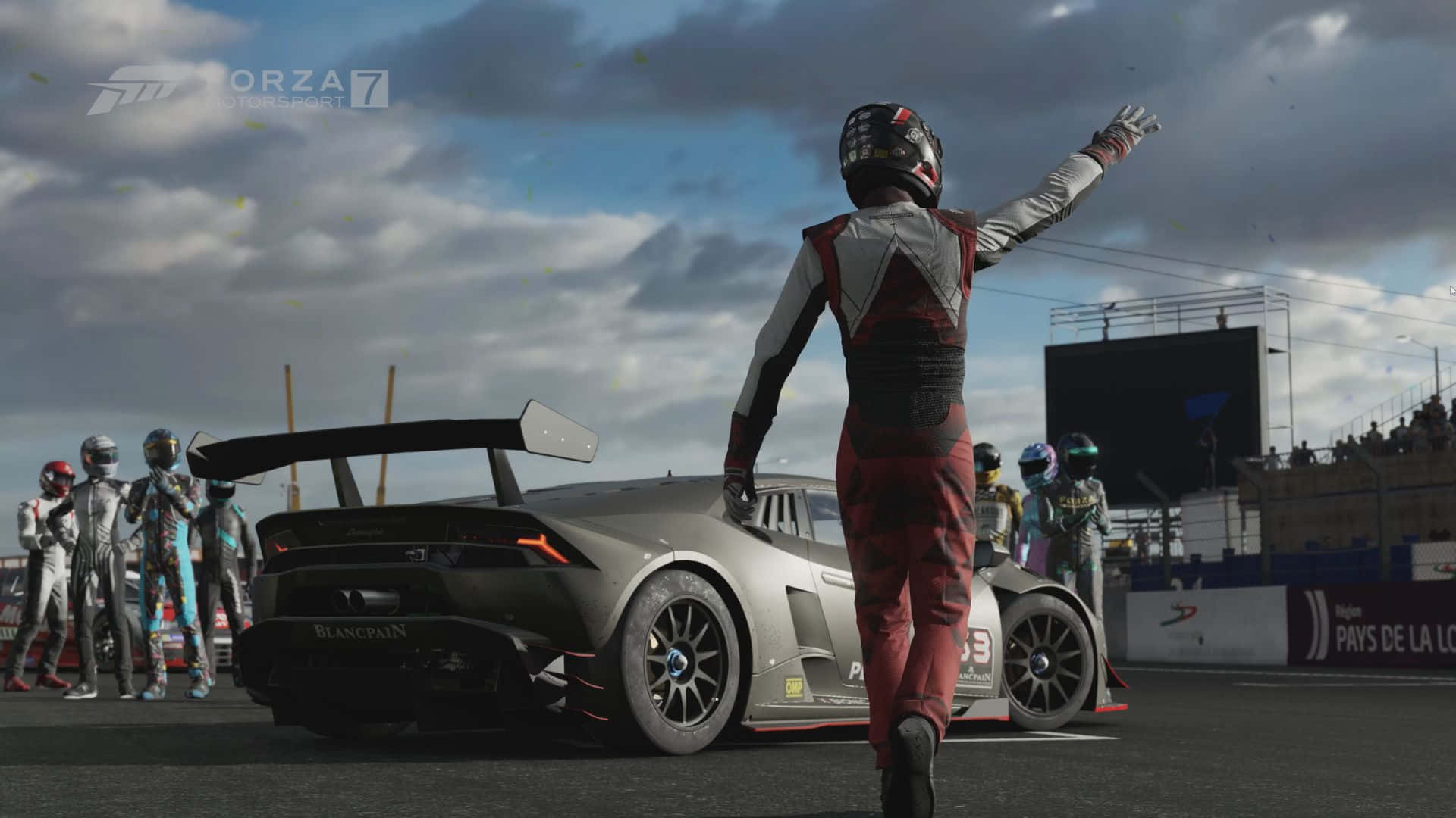 พื้นหลัง HD Forza Motorsport 7 และนักแข่งโบกมือ วอลเปเปอร์