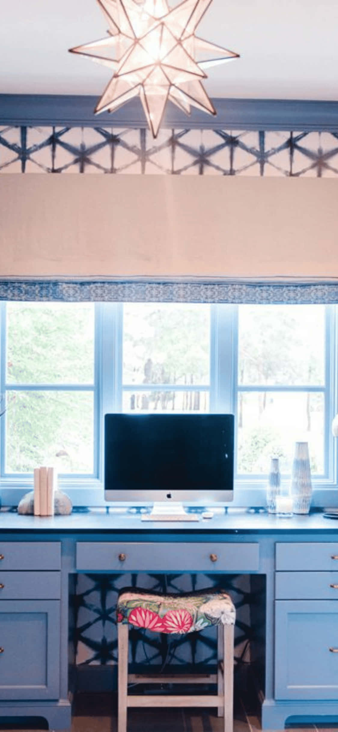 iMac บนโต๊ะสีฟ้า พื้นหลังสำนักงาน iPhone X วอลเปเปอร์
