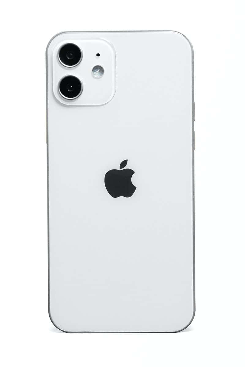 iPhone 12 屏幕上壮丽的深蓝色海洋与戏剧性海景 วอลเปเปอร์