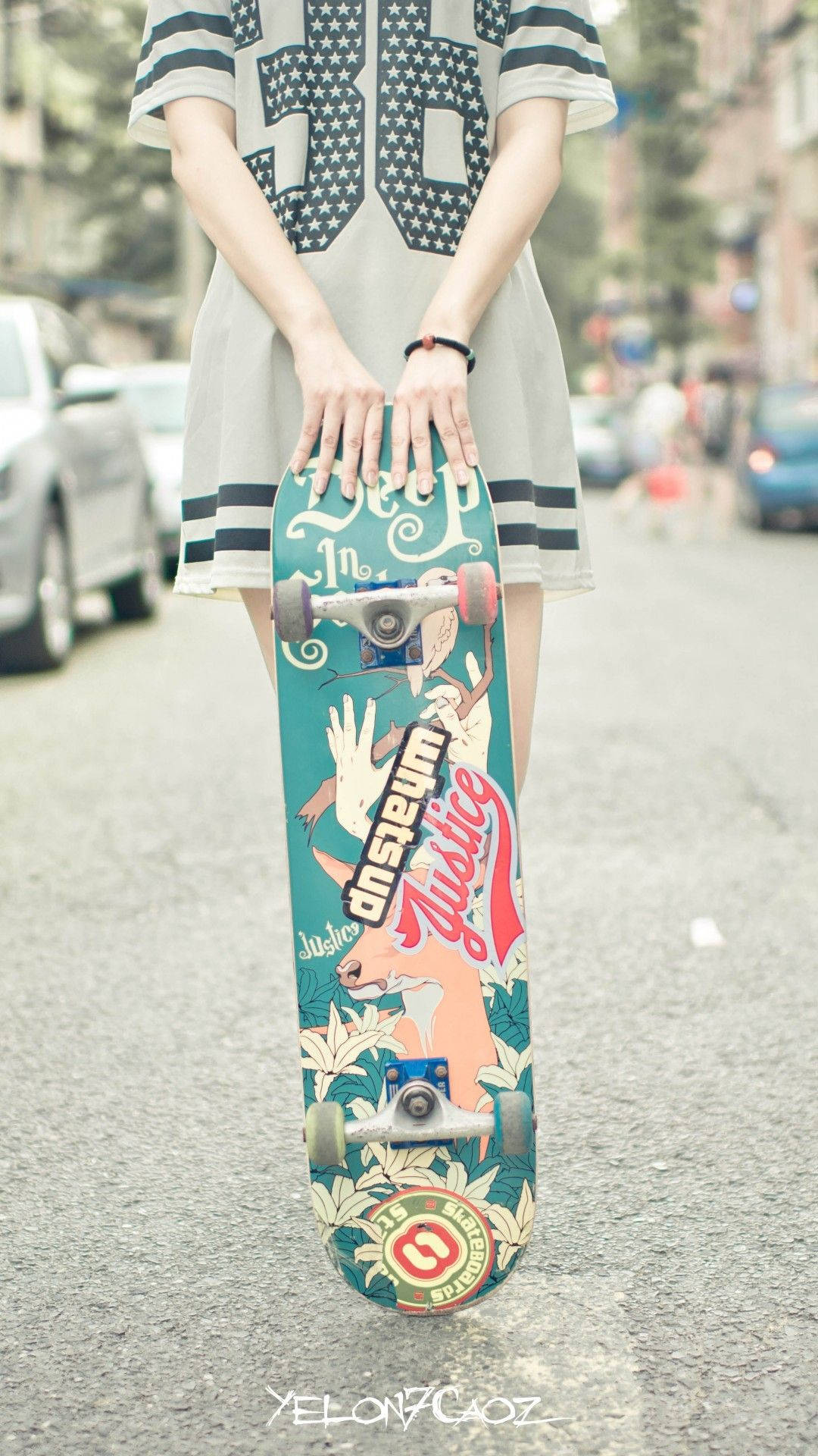 สาวถือสเก็ตบอร์ดครึ่งตัวสำหรับ iPhone วอลเปเปอร์