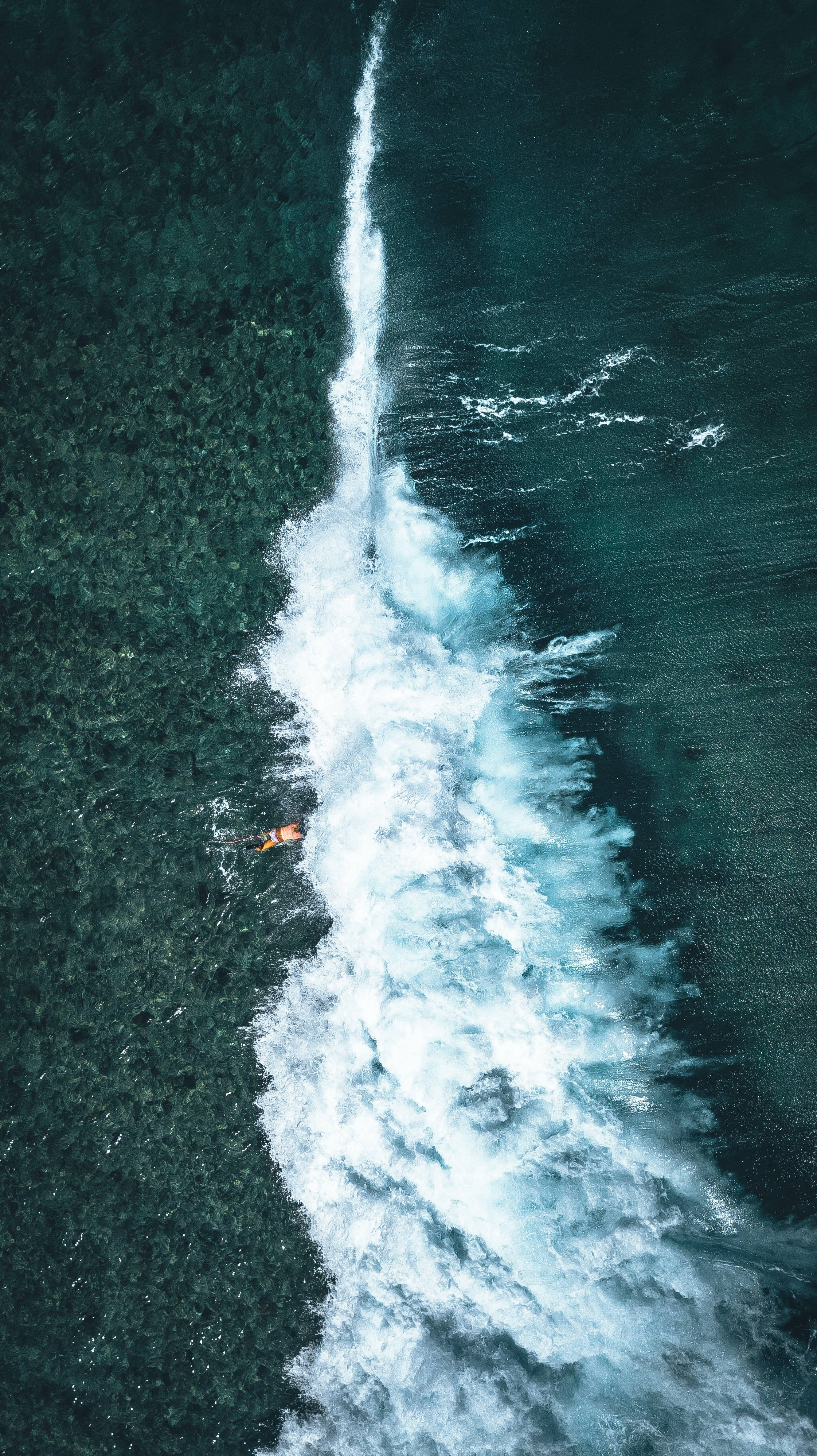 iPhone สุดหรูหราบนพื้นผิวมันวาว วอลเปเปอร์