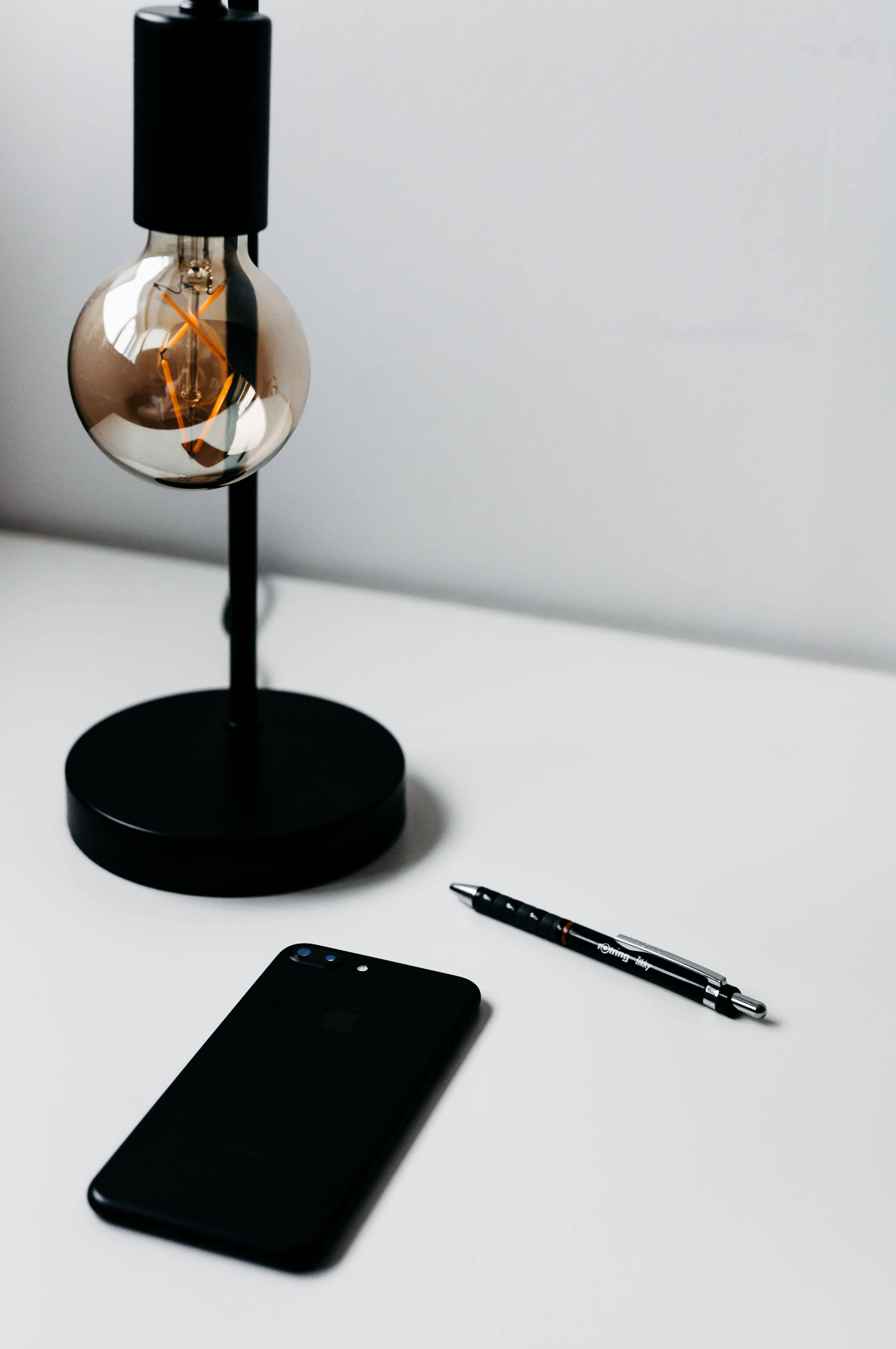 iPhone เปิดไฟบนโต๊ะเรียบหรู วอลเปเปอร์