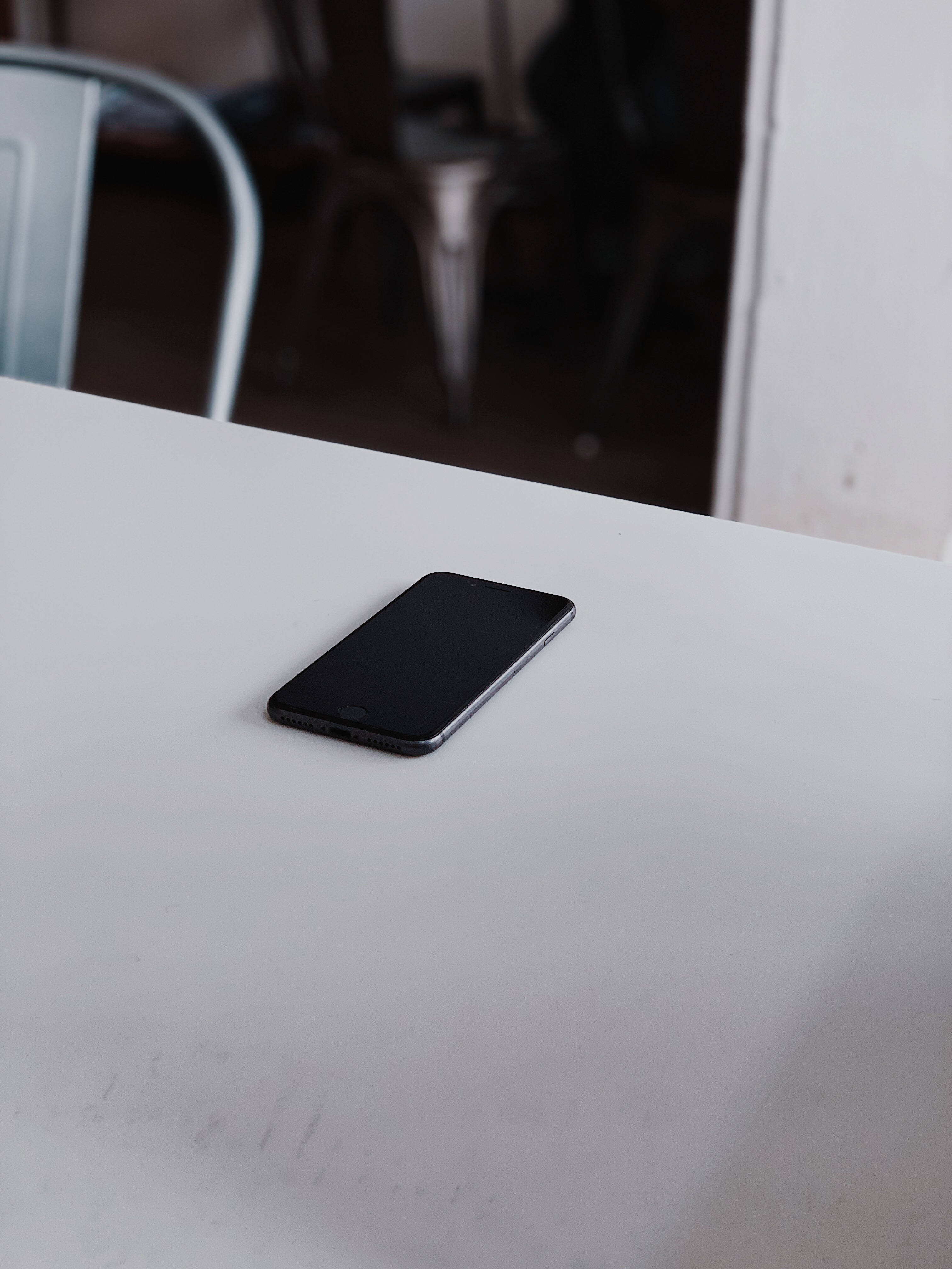 iPhone 8 บนโต๊ะ วอลเปเปอร์