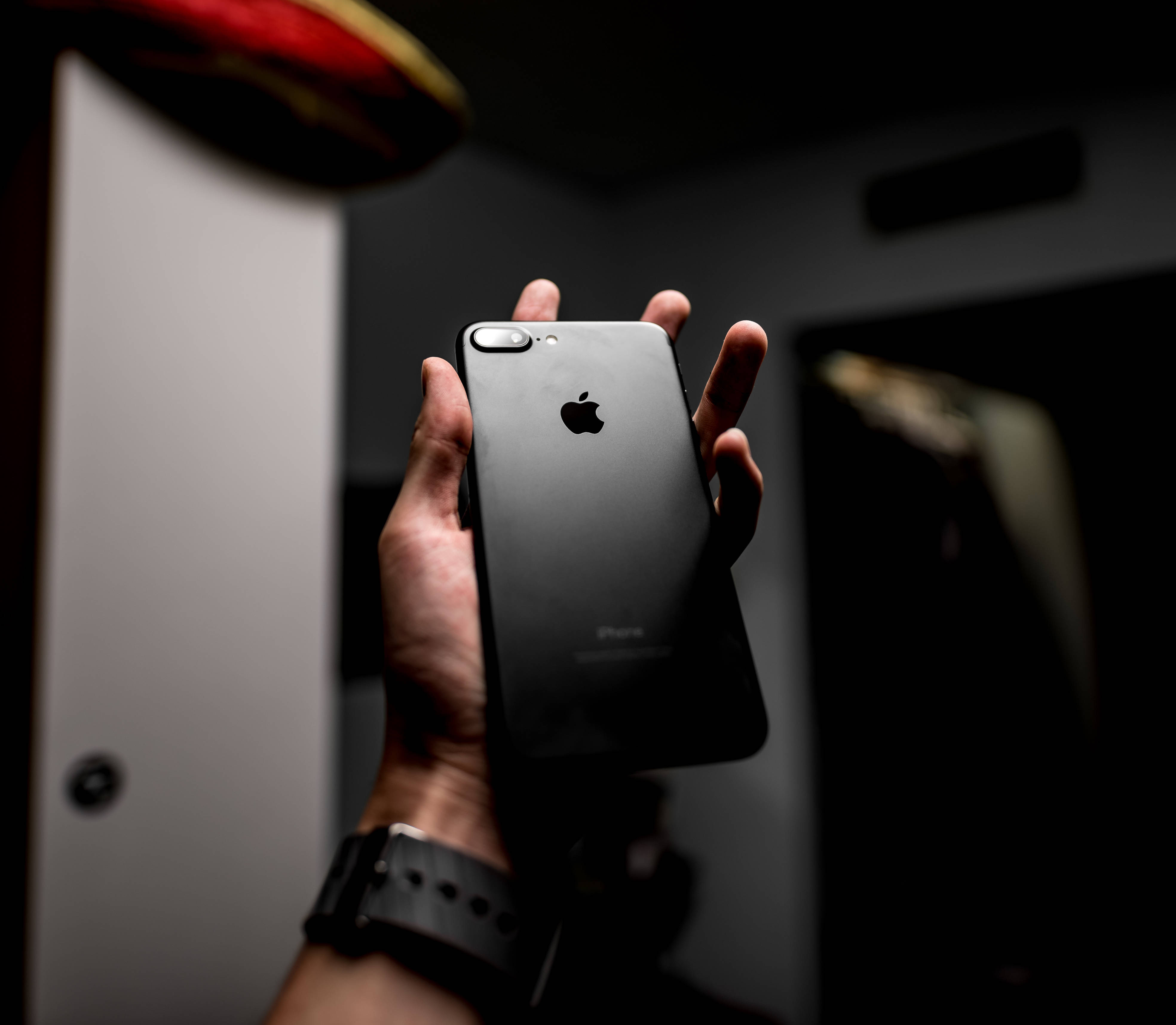 iPhone 8 สุดเรียบพร้อมพื้นหลังน่าสนใจ วอลเปเปอร์
