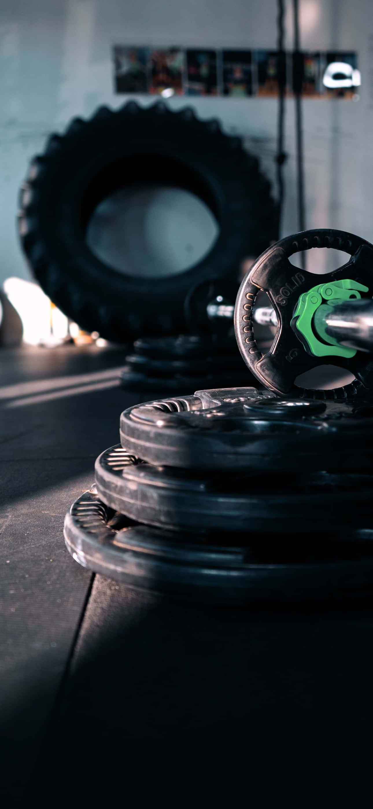 ภาพ คนในยิมถือ iPhone รุ่นล่าสุด วอลเปเปอร์