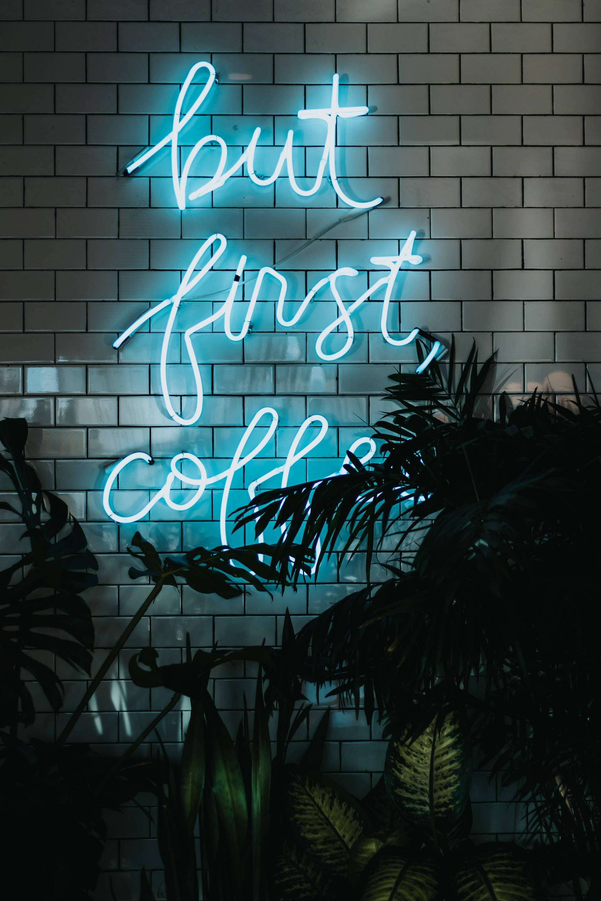 iPhone นีออนสีน้ำเงิน 'But First Coffee' วอลเปเปอร์