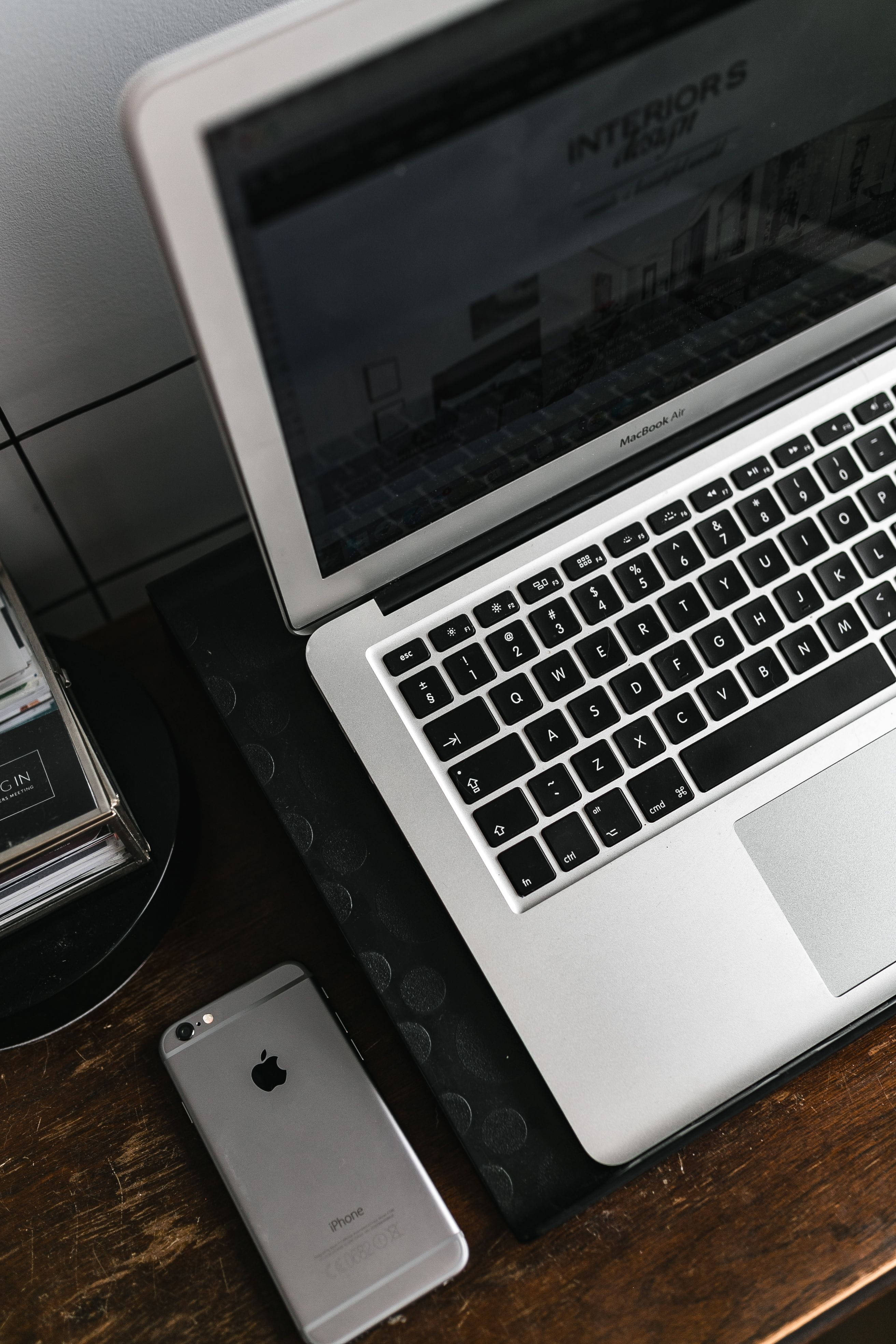โต๊ะ iPhone พร้อม MacBook สีเงิน วอลเปเปอร์