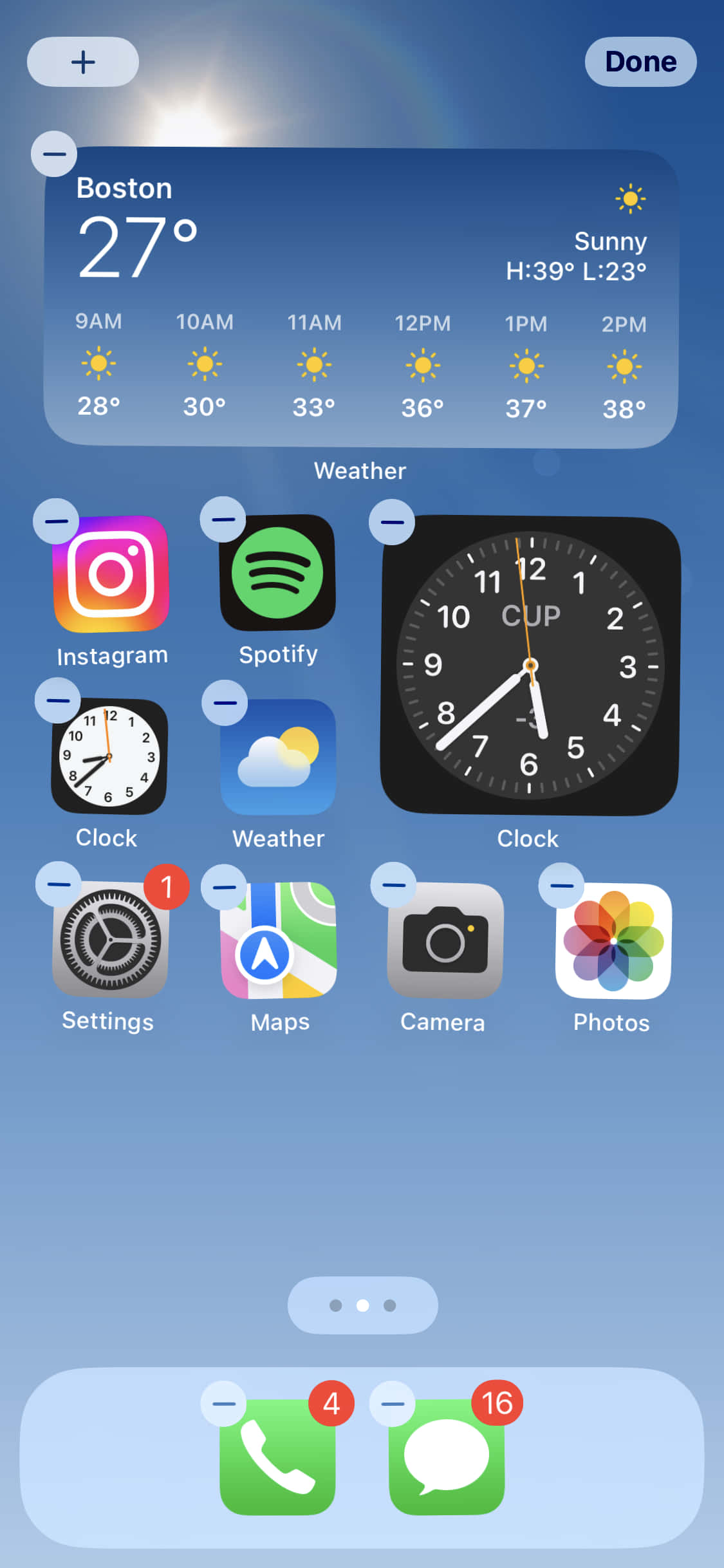 ภาพหน้าจอของ iPhone ที่มีนาฬิกาและไอคอนอื่นๆ วอลเปเปอร์