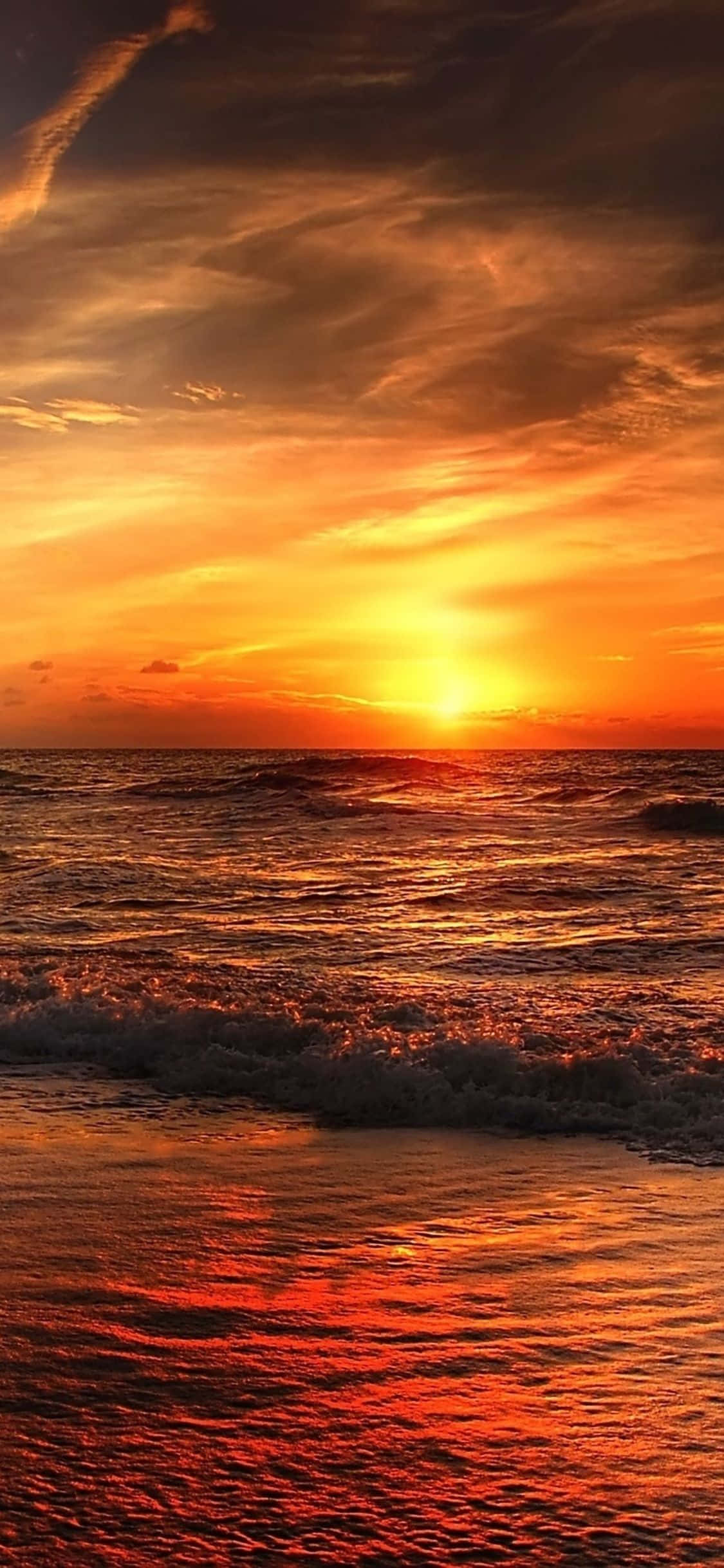 ภาพ “เพลิดเพลินกับพระอาทิตย์ตกที่ชายหาดด้วย iPhone ของคุณ” วอลเปเปอร์