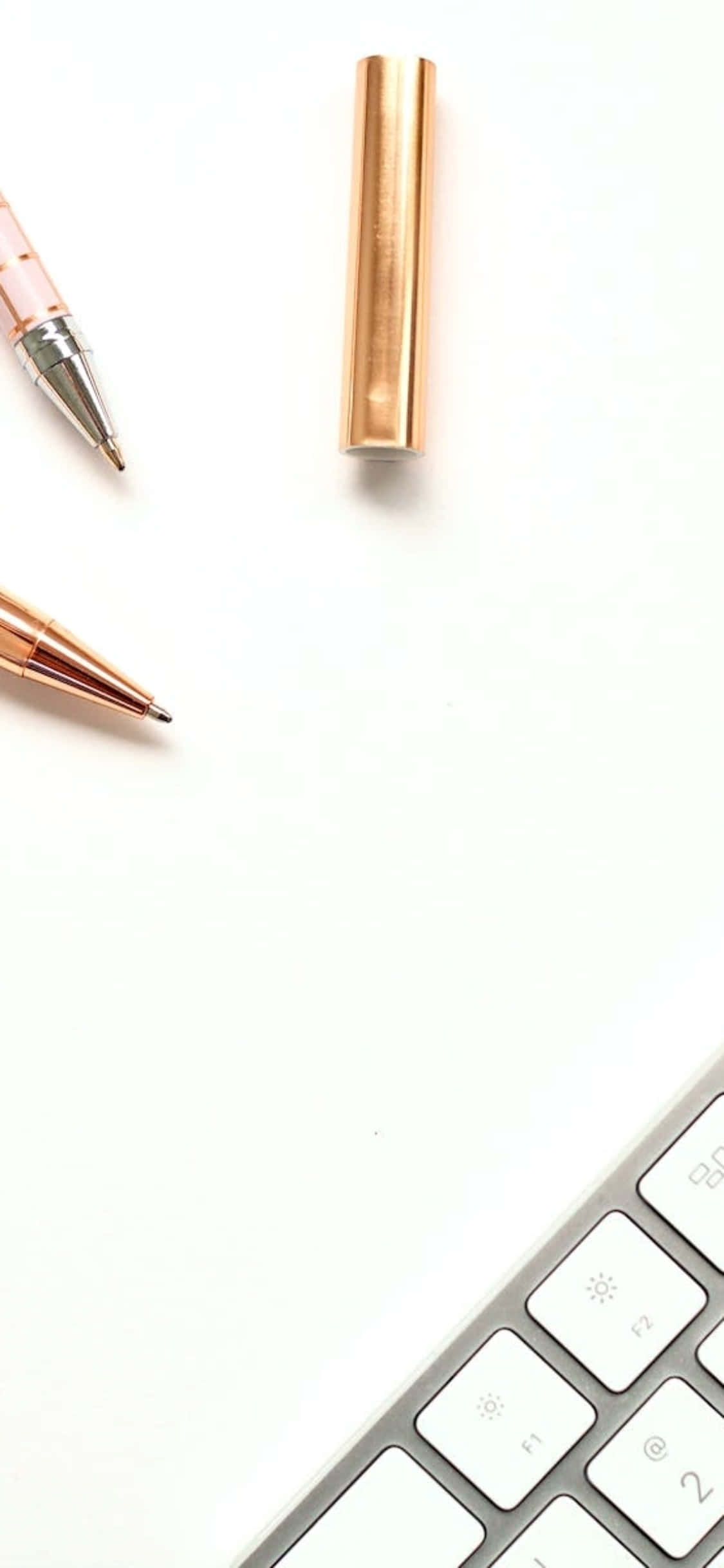 พื้นหลังโต๊ะ iPhone X ปากกาทองข้างคีย์บอร์ด วอลเปเปอร์