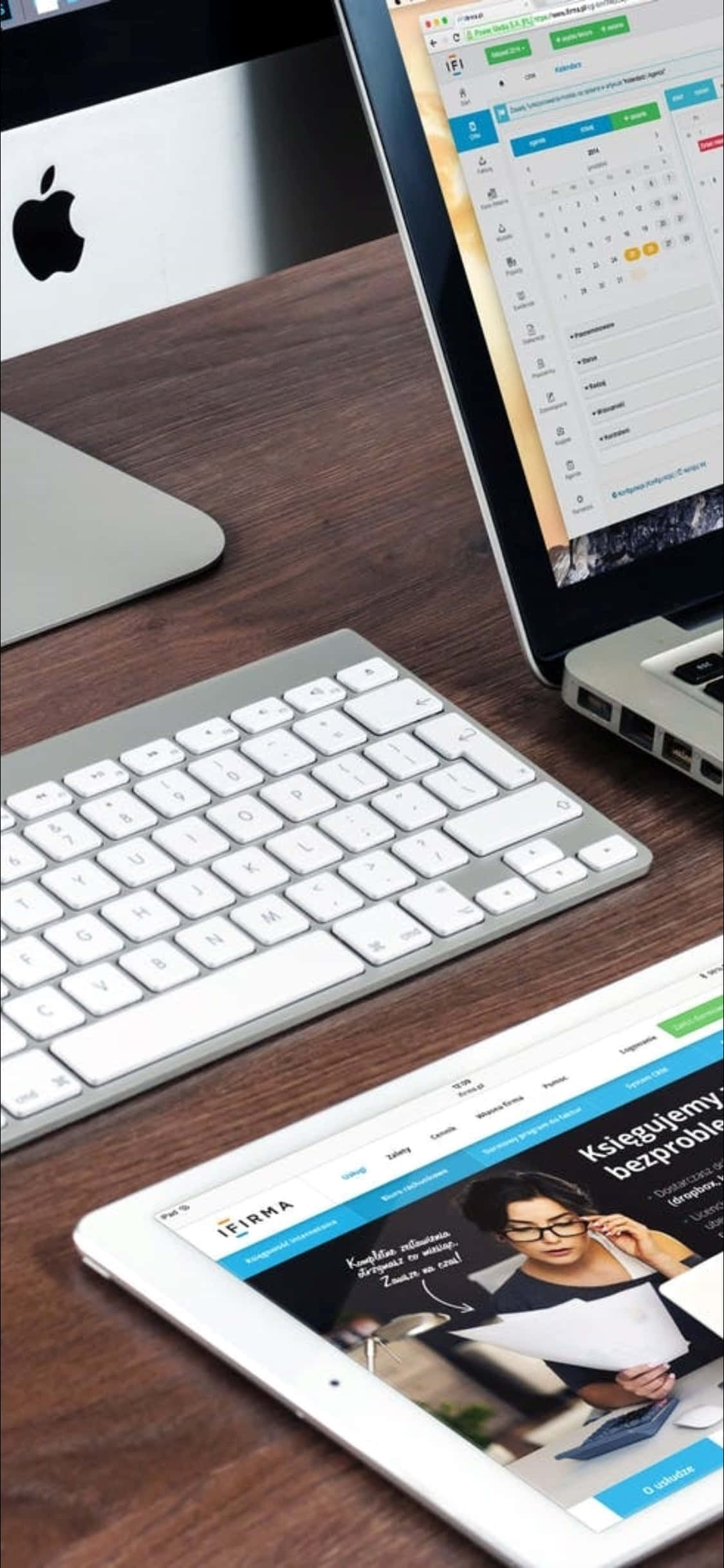 พื้นหลังโต๊ะทำงาน iPhone X พร้อมแล็ปท็อปและคีย์บอร์ด วอลเปเปอร์