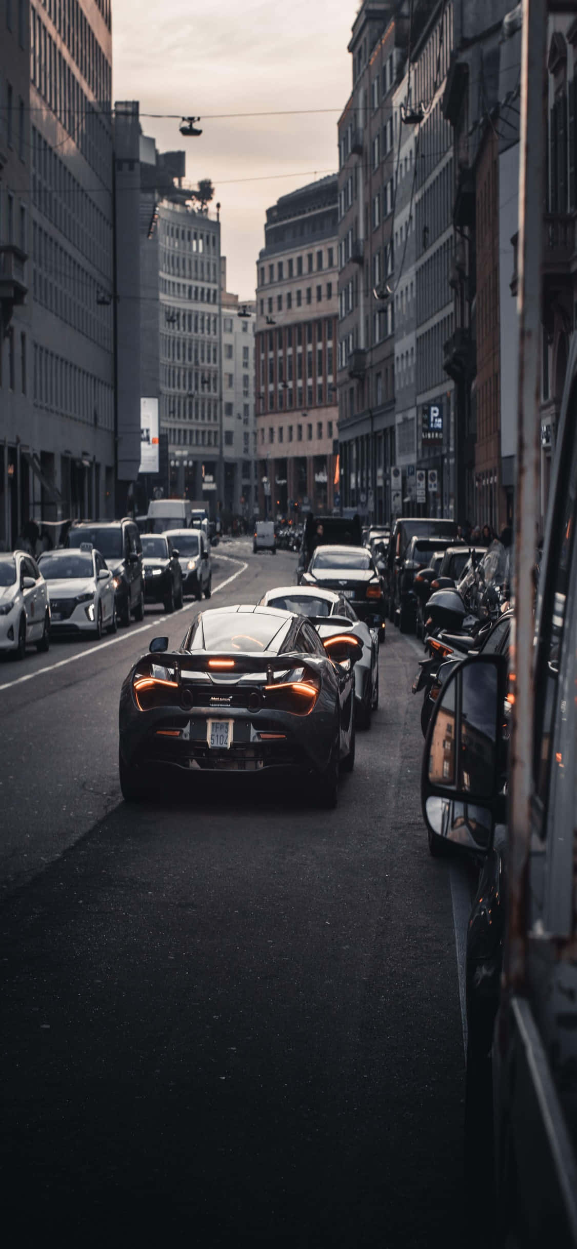 iPhone X McLaren 720s พื้นหลังวิวเมือง วอลเปเปอร์
