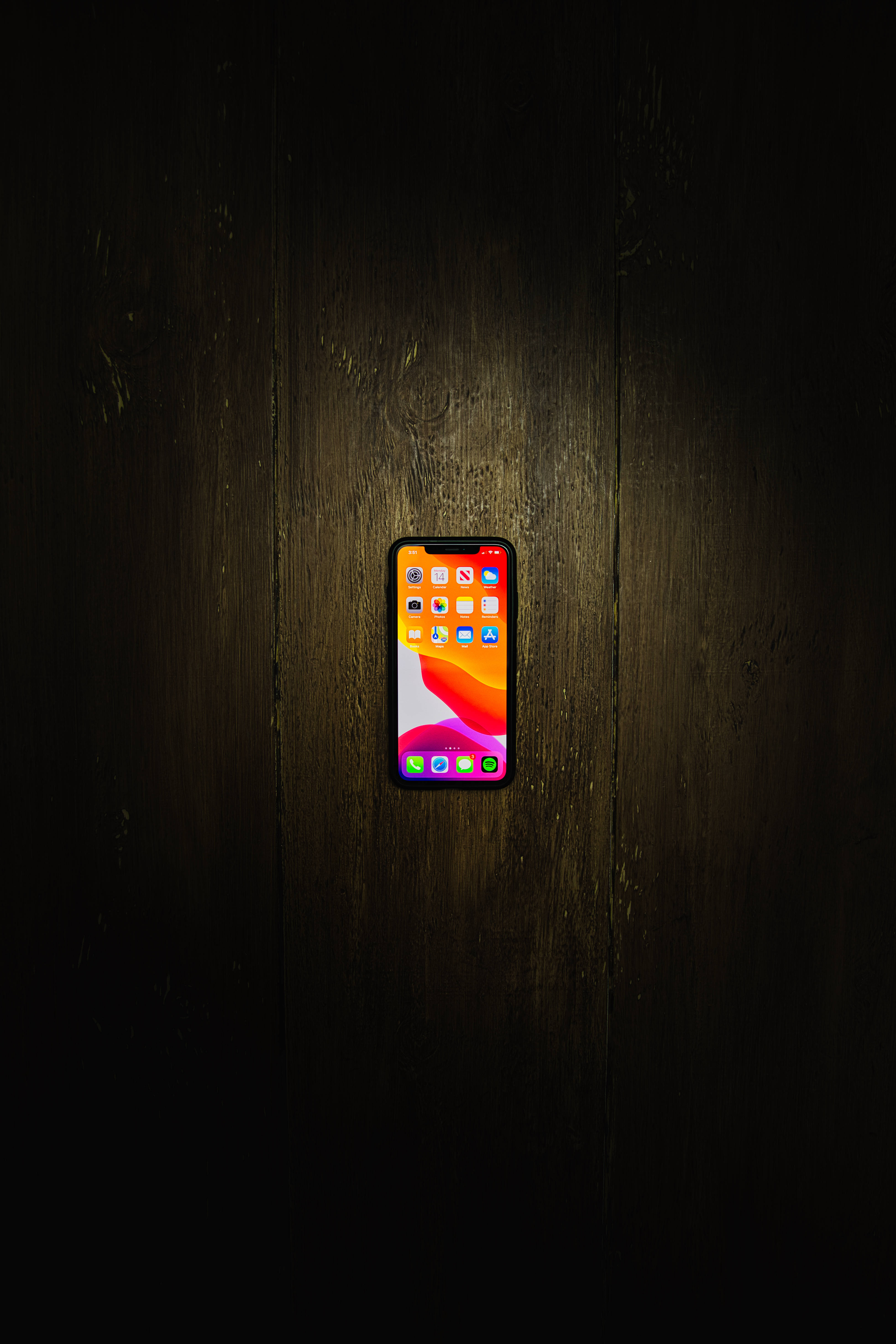 iPhone Xs Max บนพื้นไม้ วอลเปเปอร์
