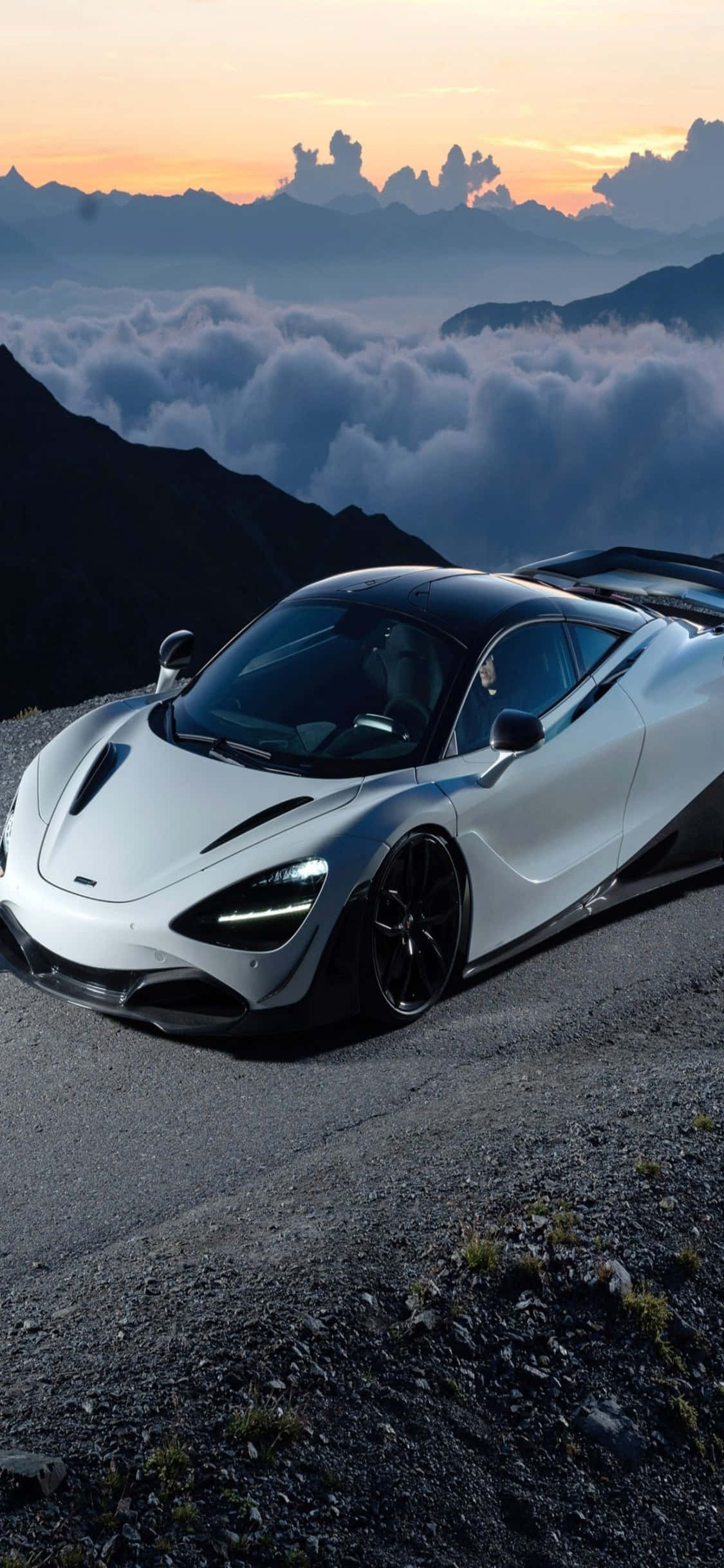การผสมผสานเทคโนโลยีที่เร็วที่สุด - iPhone Xs และ McLaren 720s วอลเปเปอร์