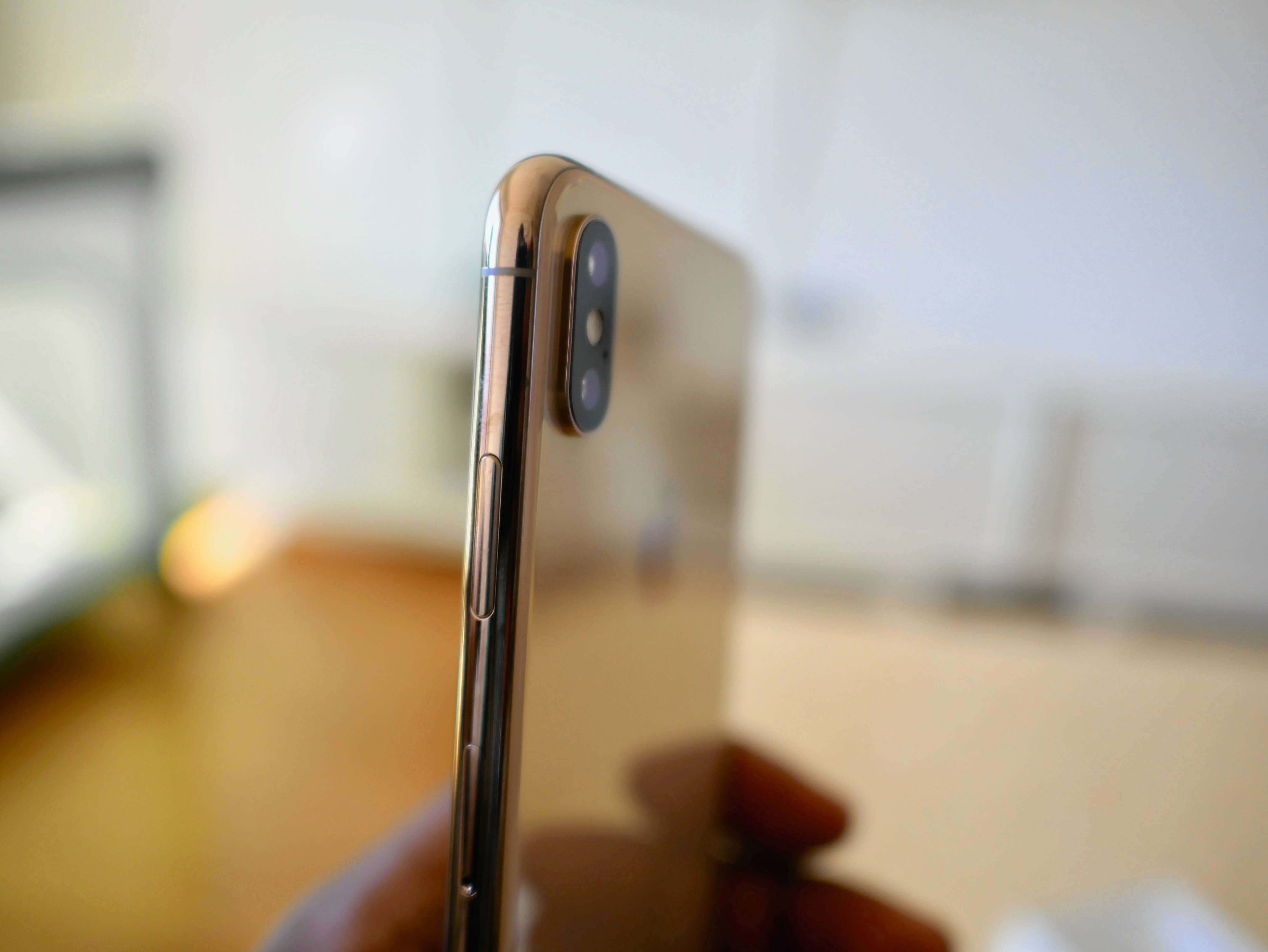 iPhone Xs สุดเก๋และเรียบหรู พร้อมวอลเปเปอร์ออโรราเคลื่อนไหว วอลเปเปอร์
