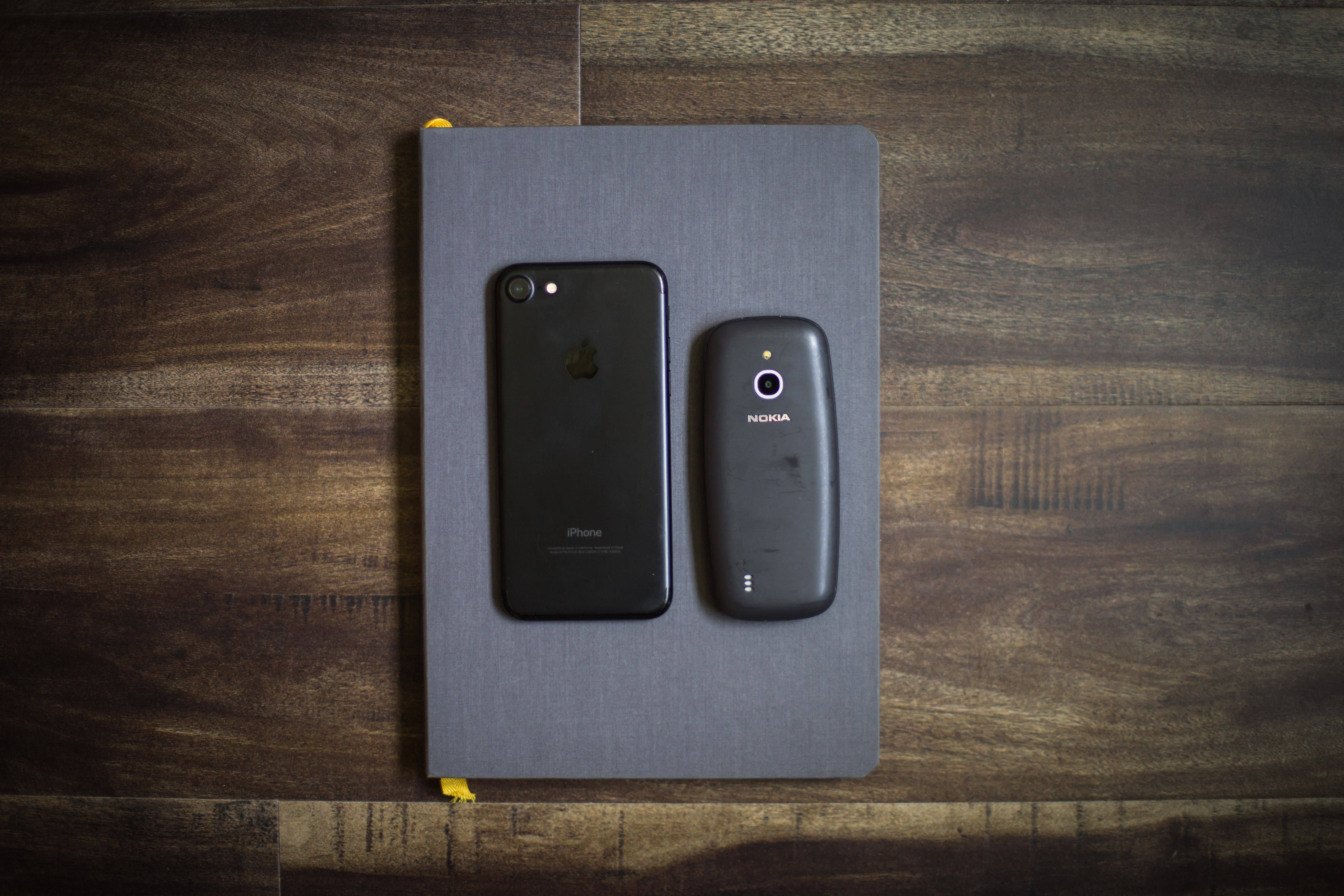 iPhone และ Nokia 3310 วอลเปเปอร์