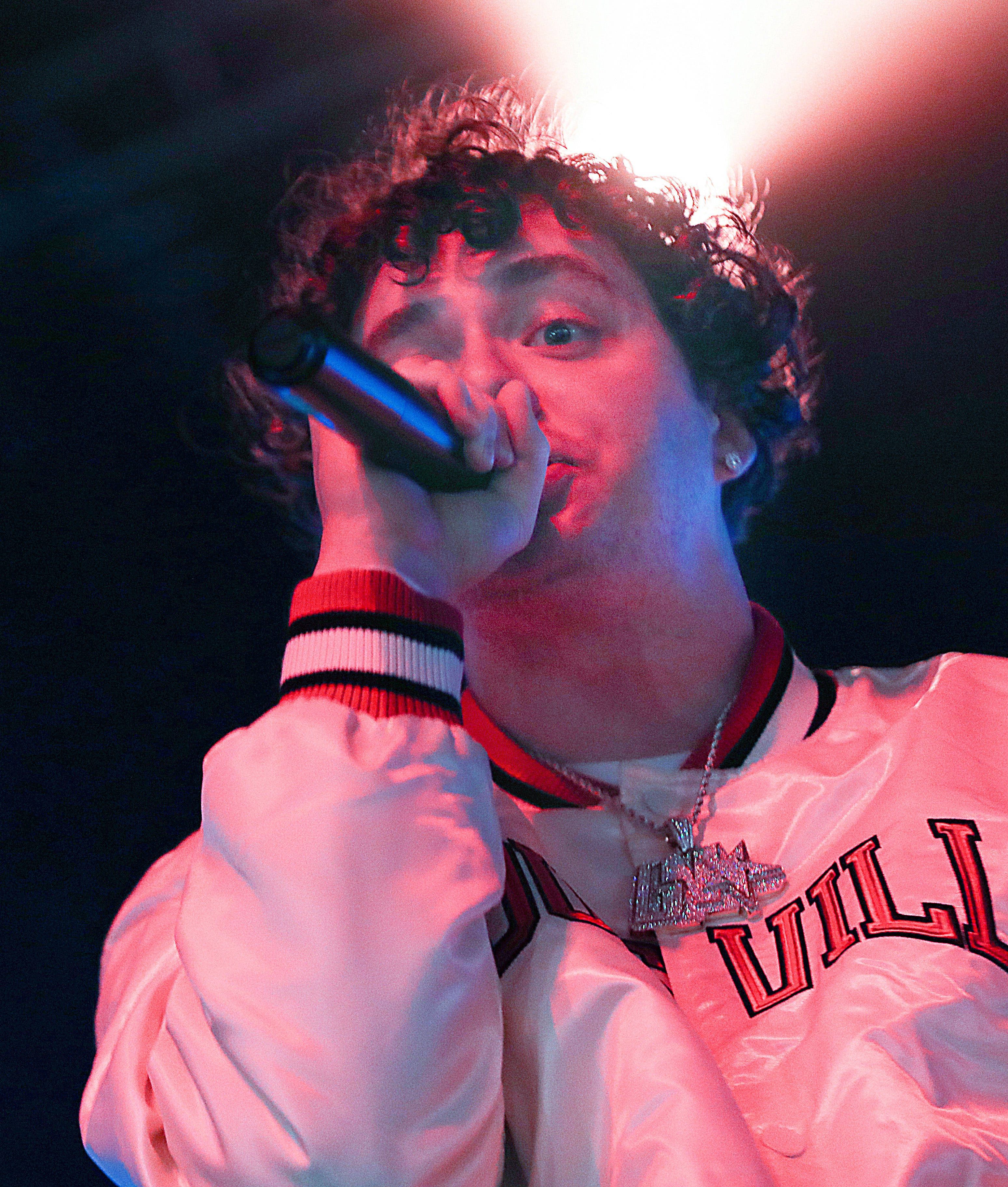 Jack Harlow ถือไมโครโฟน วอลเปเปอร์