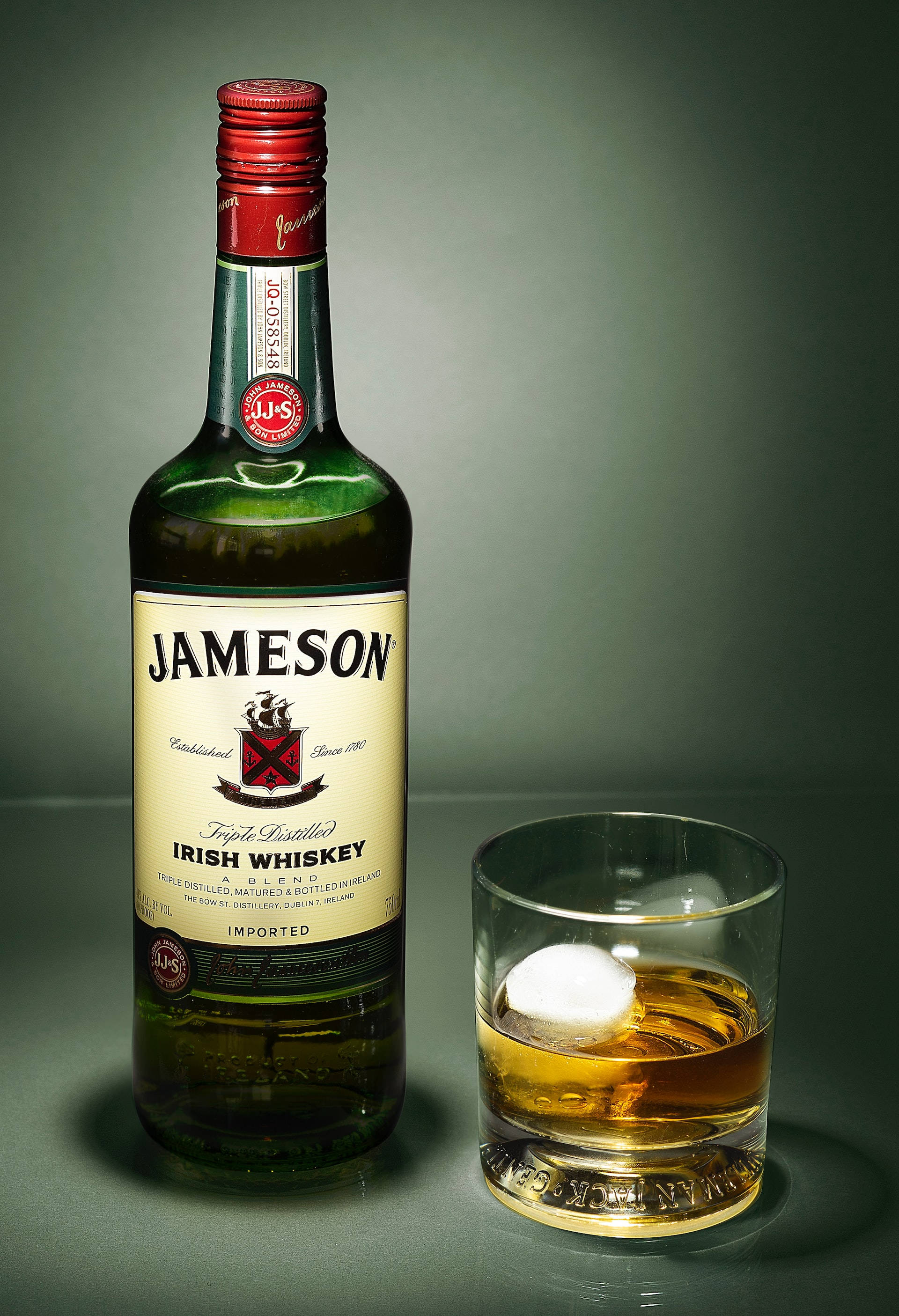 ขวดวิสกี้ Jameson และแก้ว วอลเปเปอร์