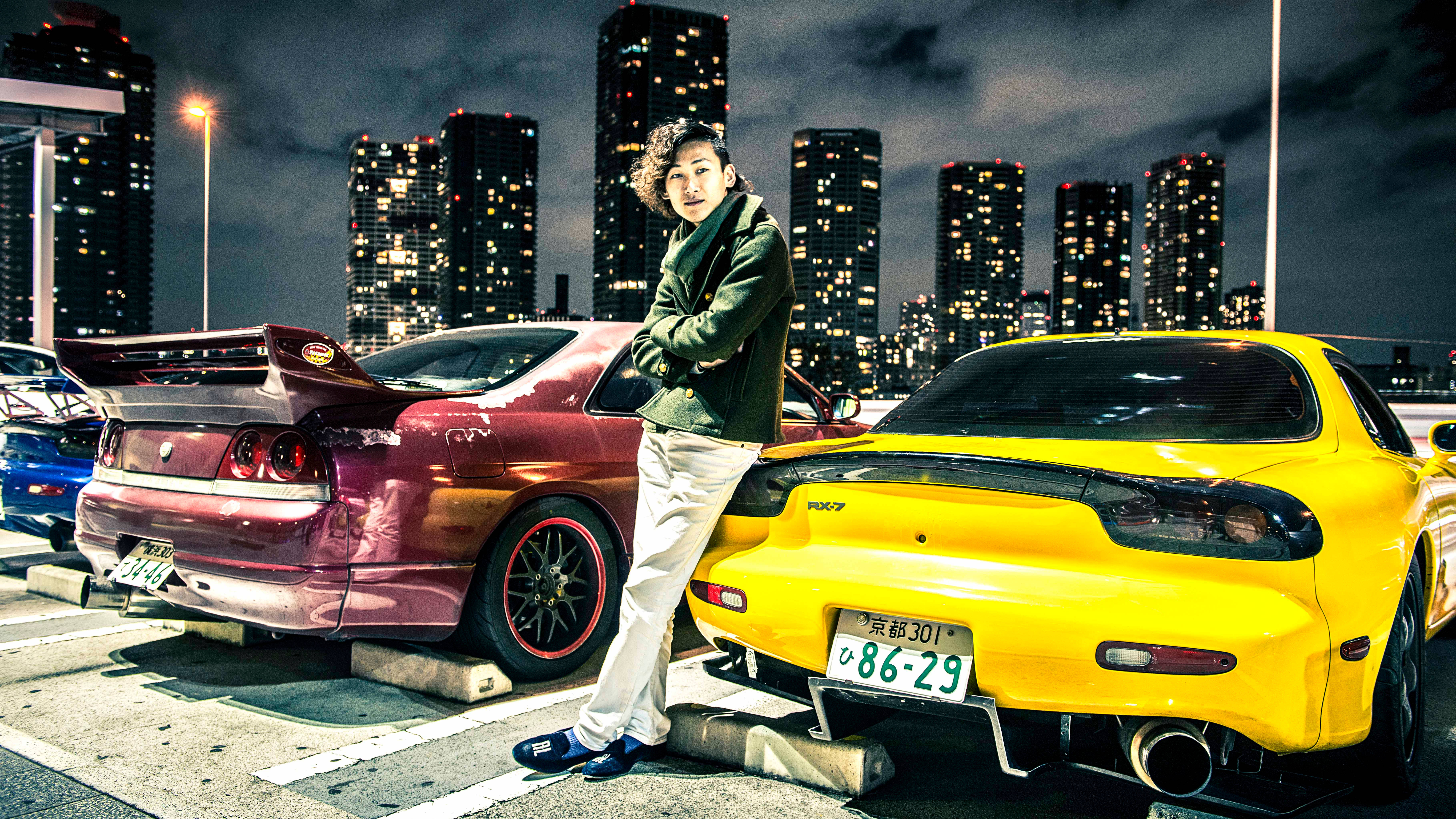 คำอธิบายภาพ: รถ JDM สีเงินเรียบลื่นบนท้องถนน วอลเปเปอร์