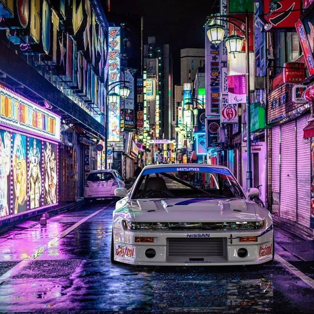 รถสไตล์ JDM บนถนนข้างสีสันสดใส วอลเปเปอร์