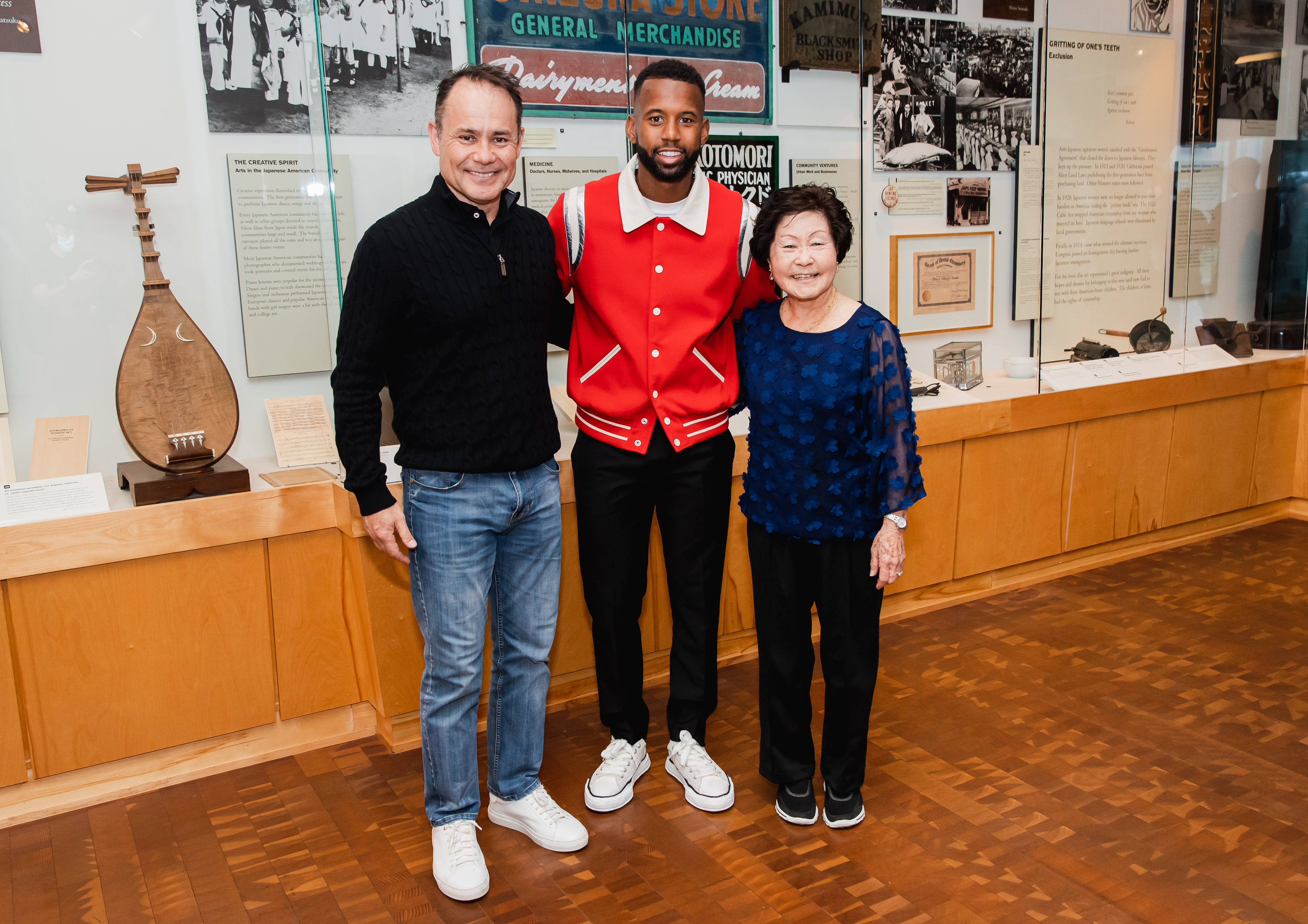 Kellyn Acosta ครอบครัวรูปถ่ายลิตเติ้ลโตเกียว วอลเปเปอร์