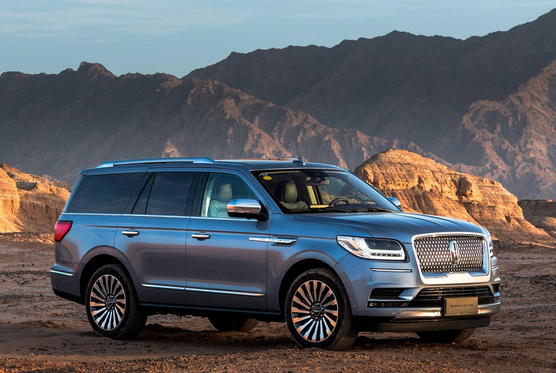 รถ Lincoln Navigator ปี 2018 ข้างภูเขา วอลเปเปอร์