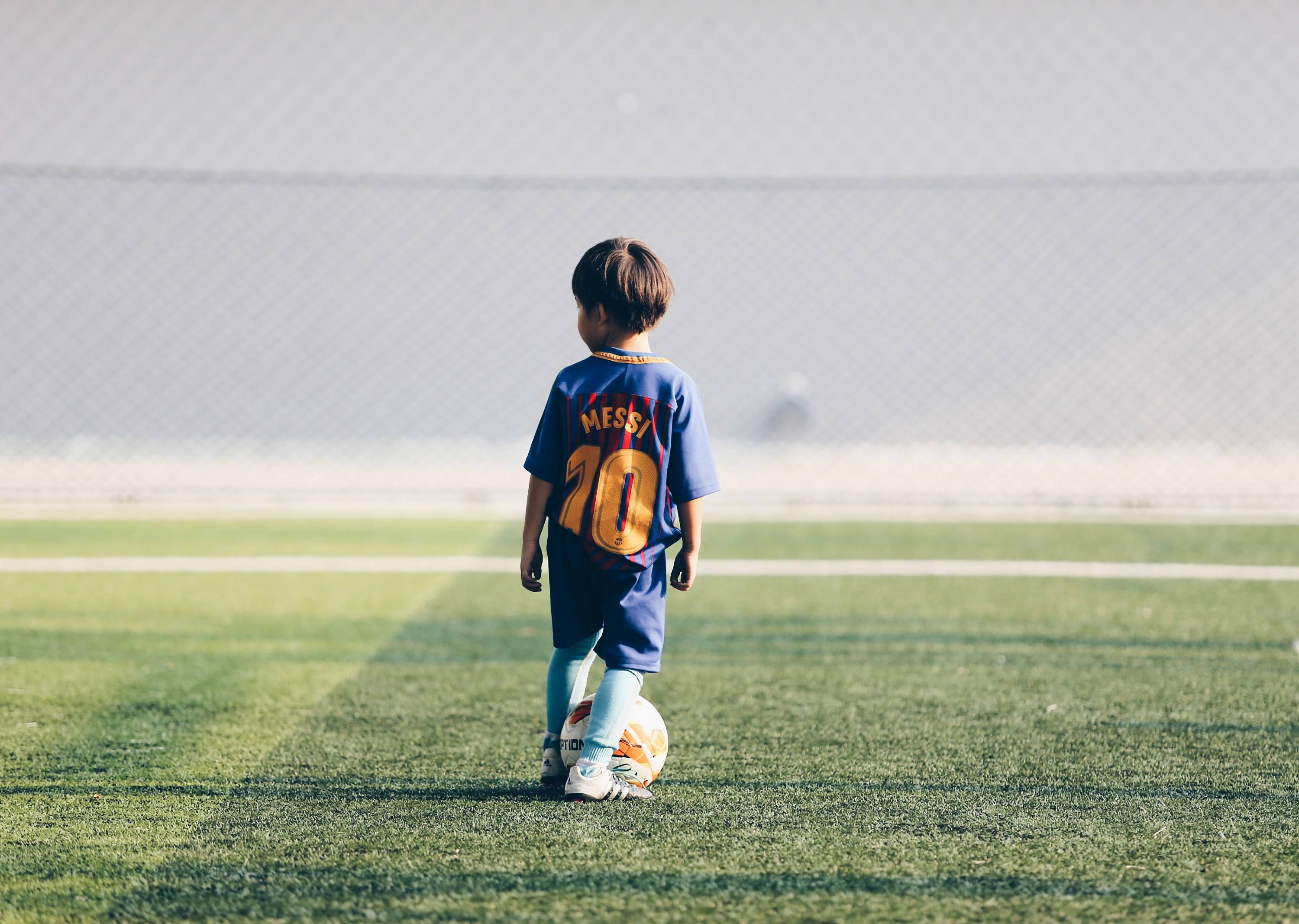 เด็กหนุ่มผู้มีความหวังเฝ้ารอวันที่ได้สวมเสื้อของ Lionel Messi วอลเปเปอร์