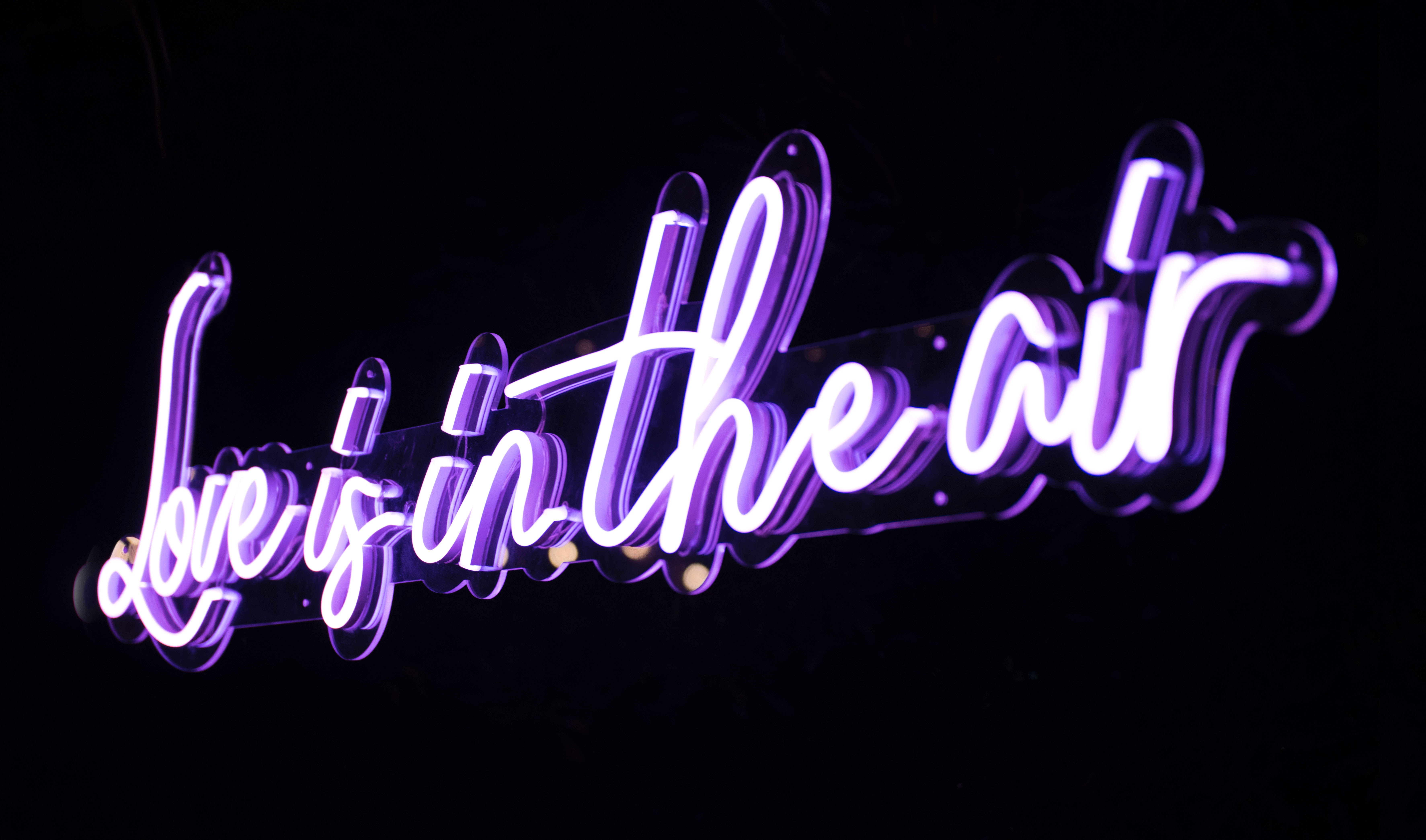 ป้ายนีออน Love Is In The Air วอลเปเปอร์