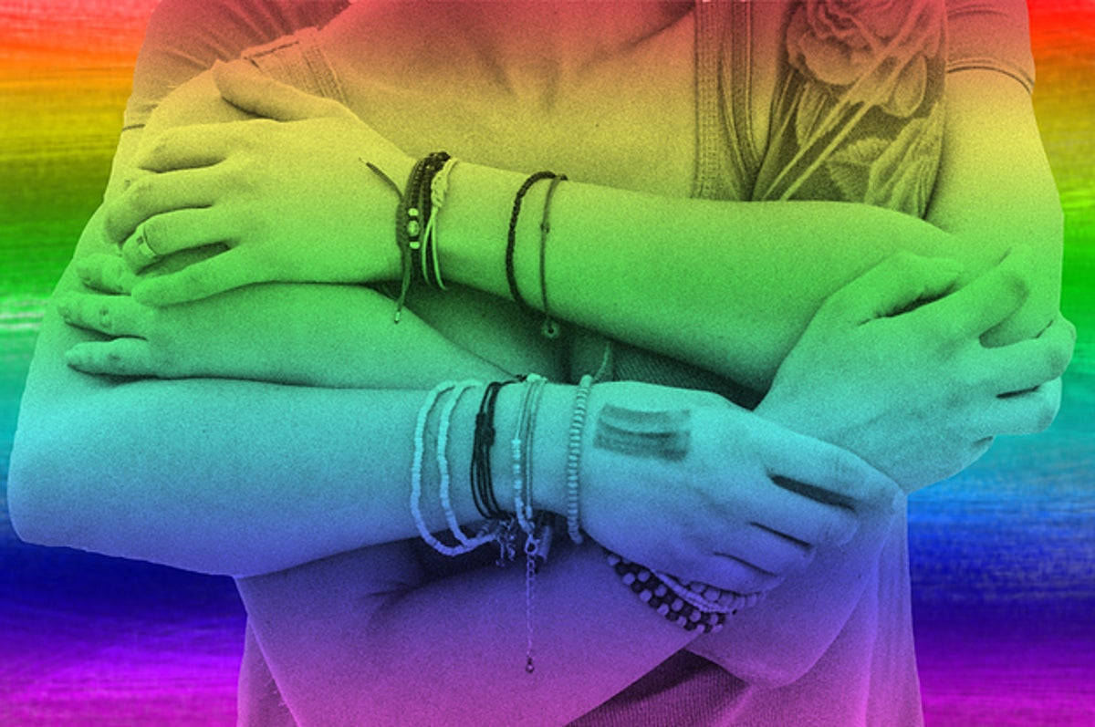 Love Is Love คู่รักกอดกัน วอลเปเปอร์