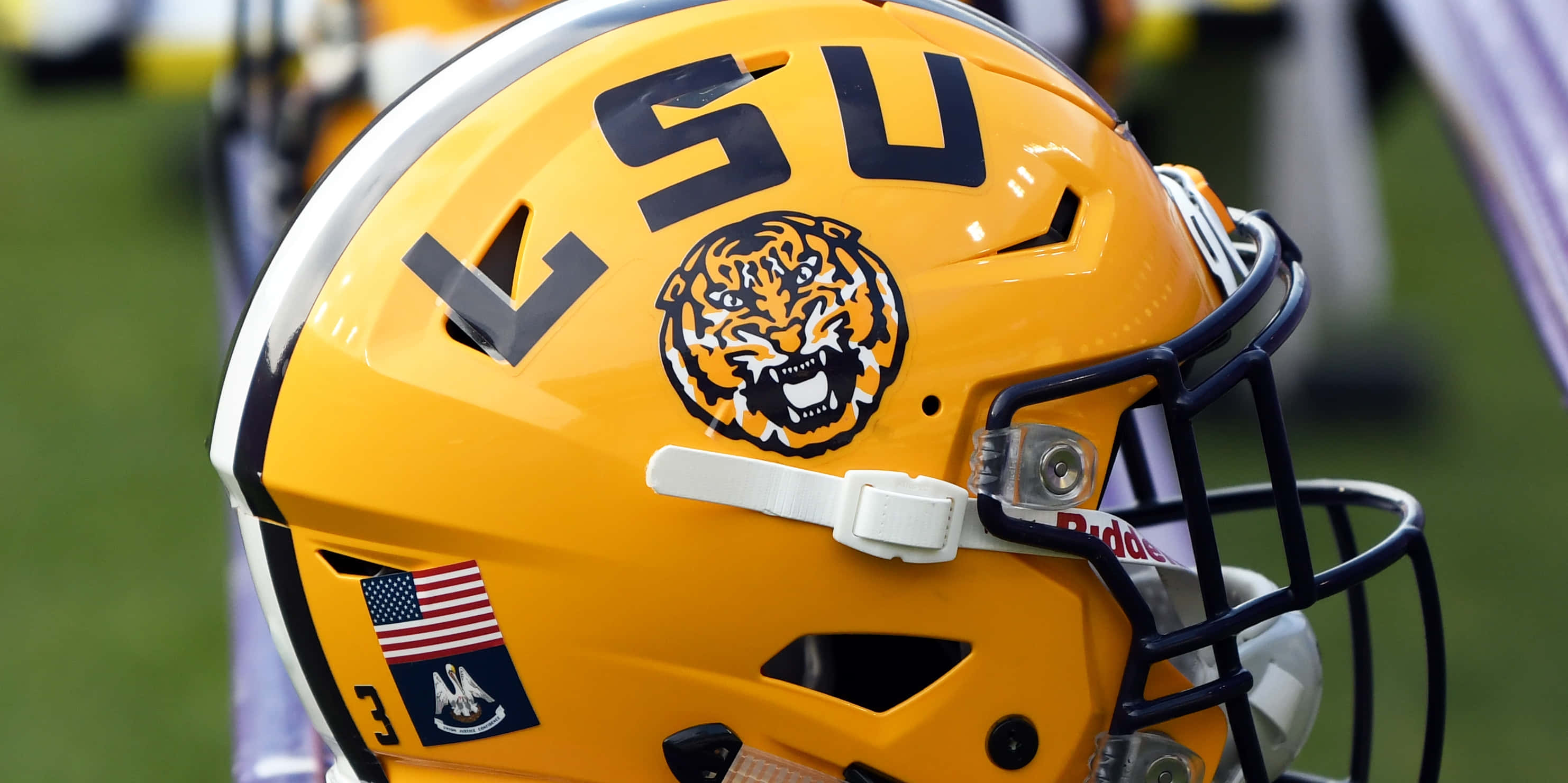 หมวกกันน็อคสีเหลืองของทีมฟุตบอล LSU วอลเปเปอร์