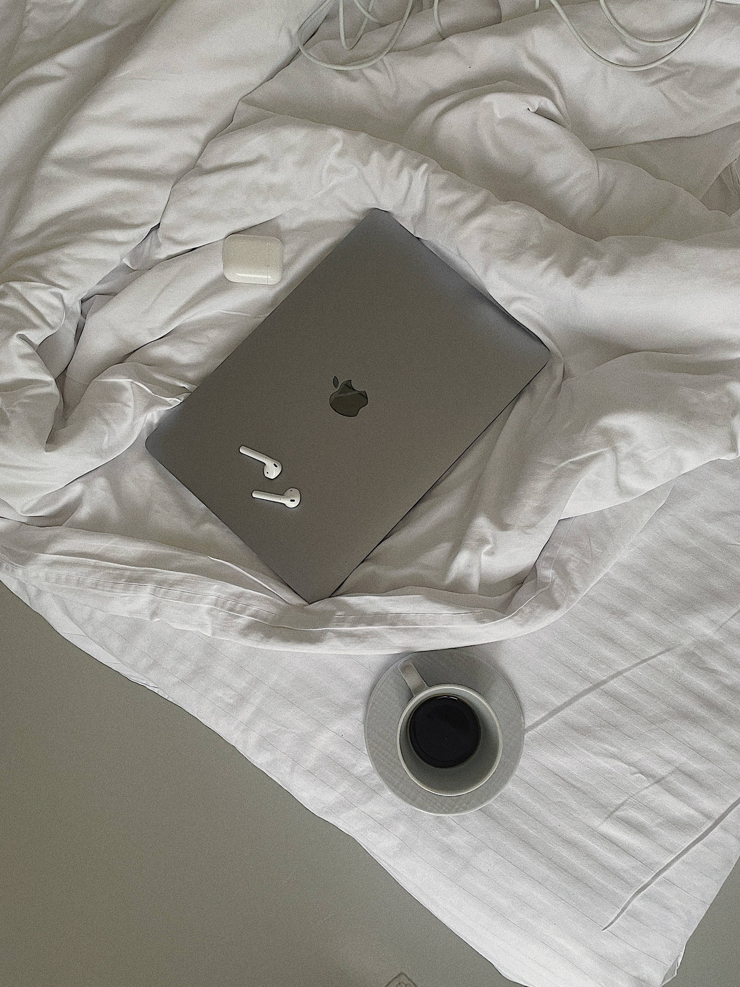 Mac สีเงินและ AirPods สวยงาม — สวยงาม macbook วอลเปเปอร์