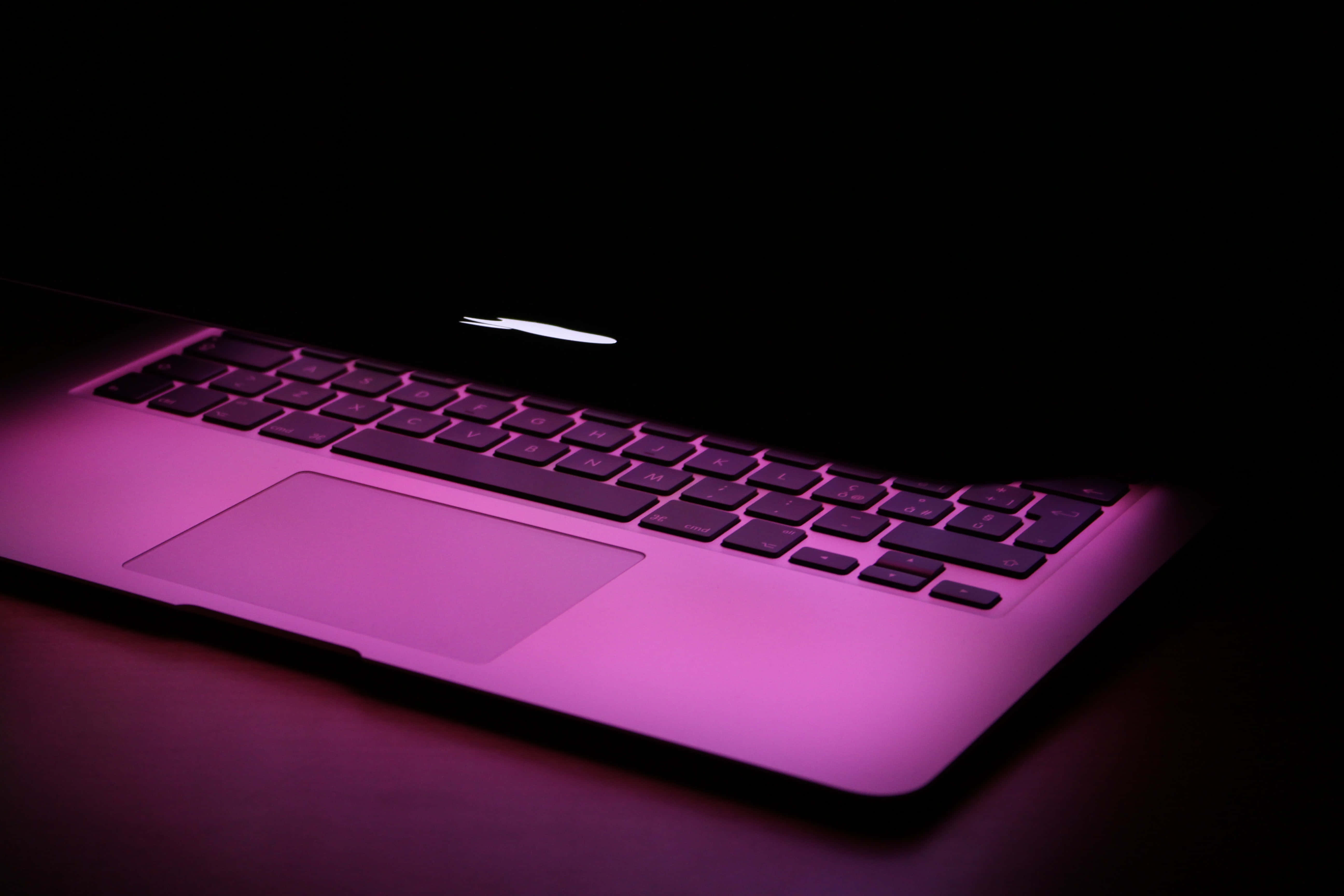 ดีไซน์สไตล์มินิมอลกับโน้ตบุ๊ก Macbook วอลเปเปอร์