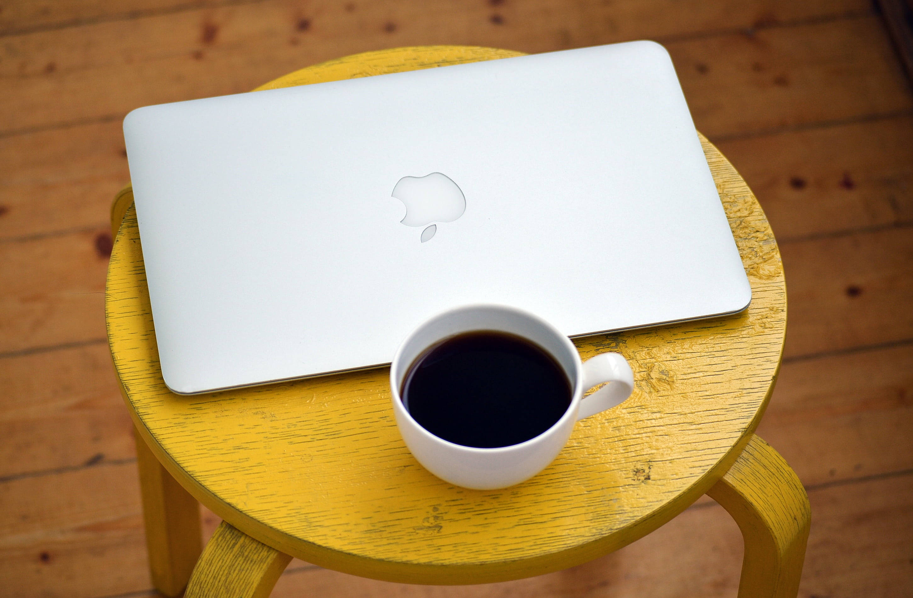 กาแฟและ MacBook Air วอลเปเปอร์