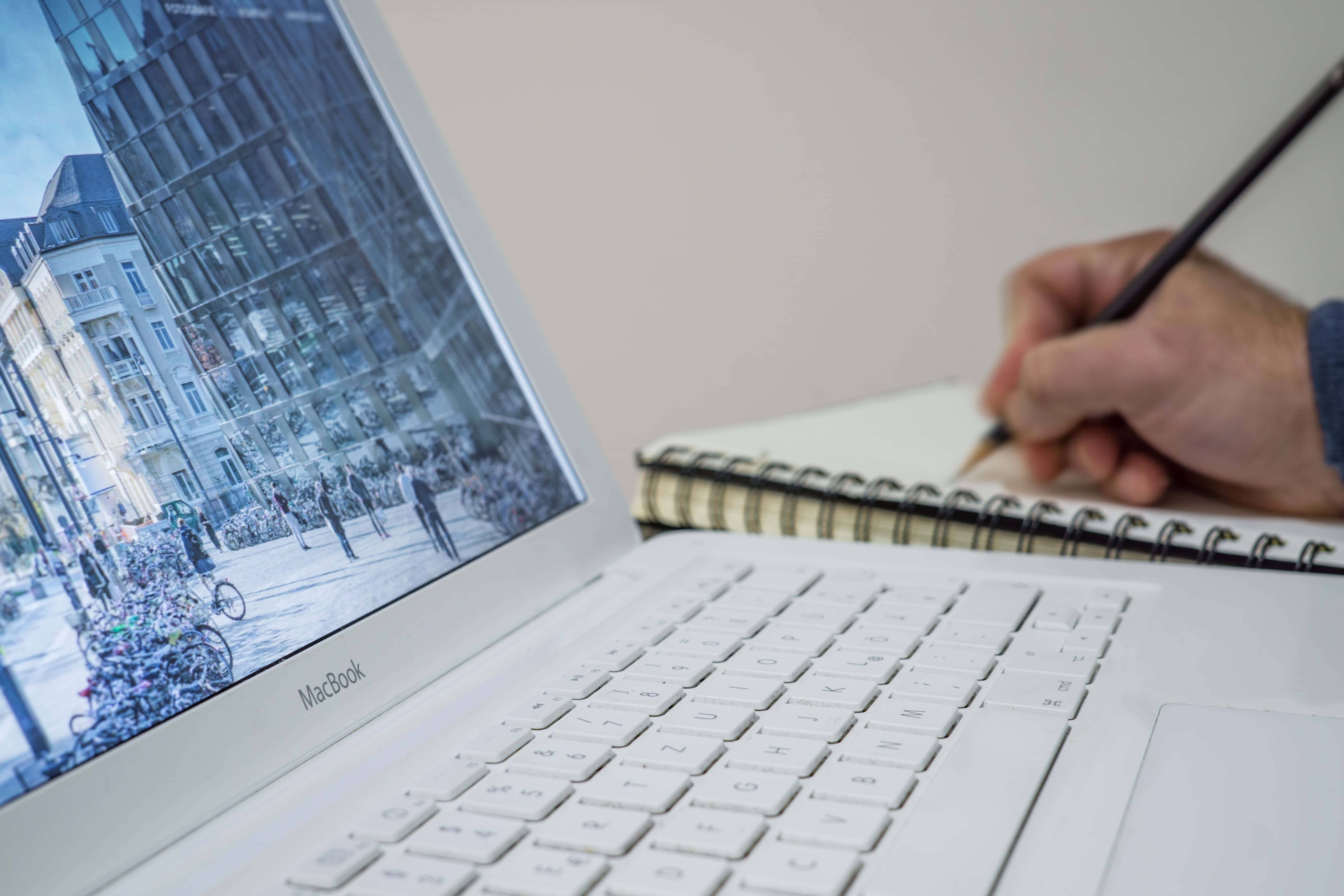 Macbook สุดสวย สไตล์โมเดิร์นและทันสมัย วอลเปเปอร์