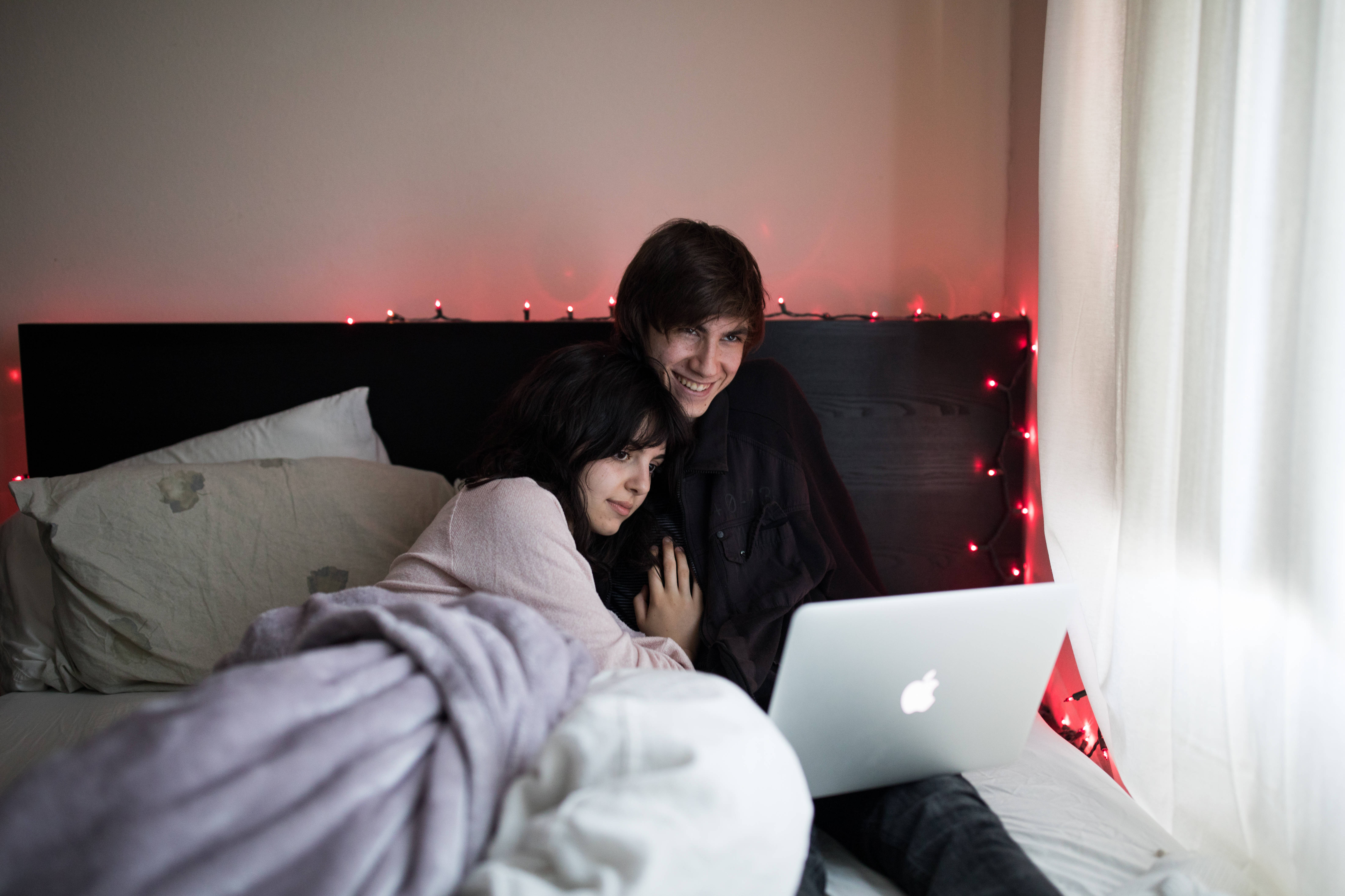 MacBook Pro เรียบหรูในการจัดสำนักงานมินิมัลลิสต์ วอลเปเปอร์