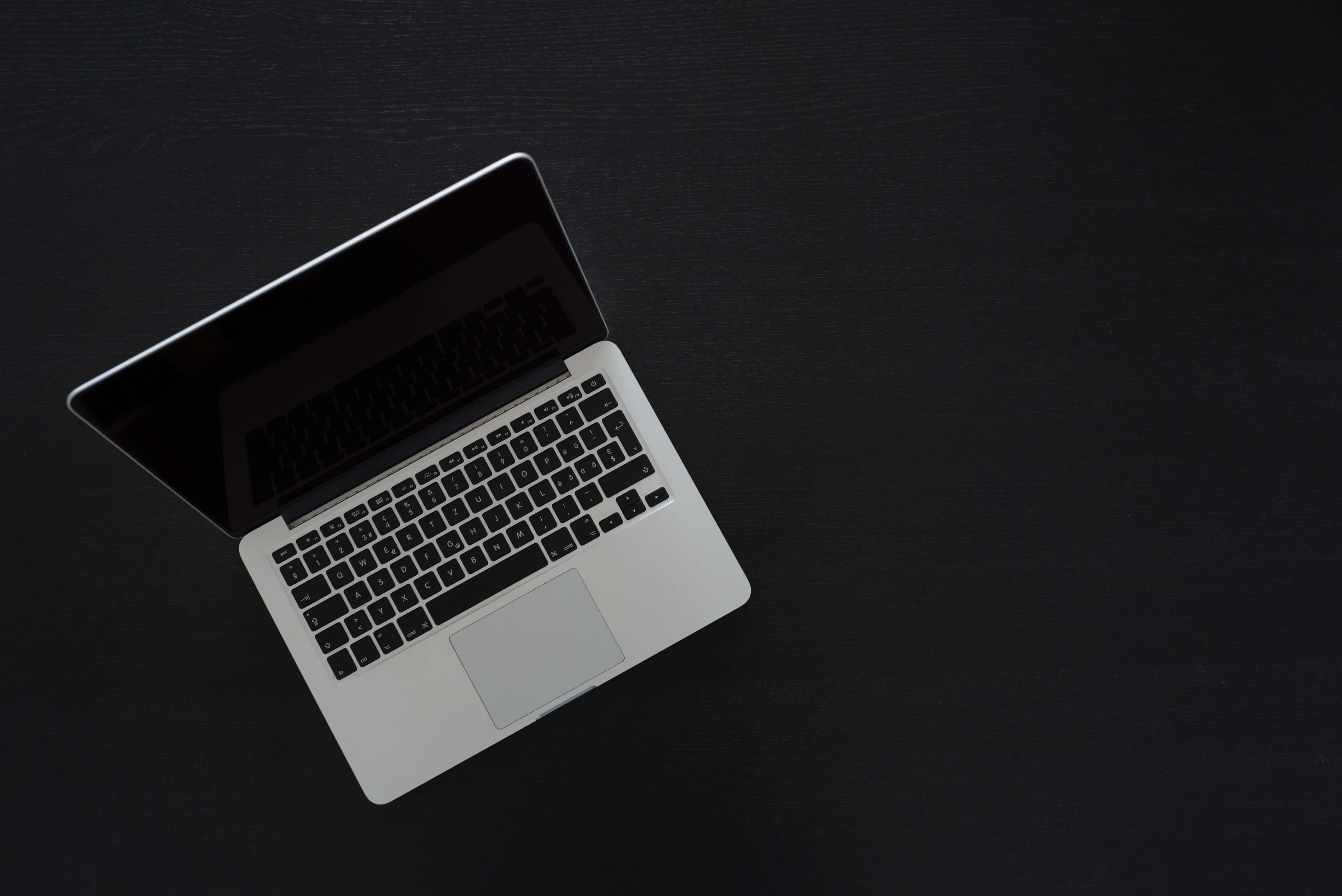 ภาพบรรยากาศการจัดโต๊ะ MacBook ที่สวยงามน่าหลงใหล วอลเปเปอร์