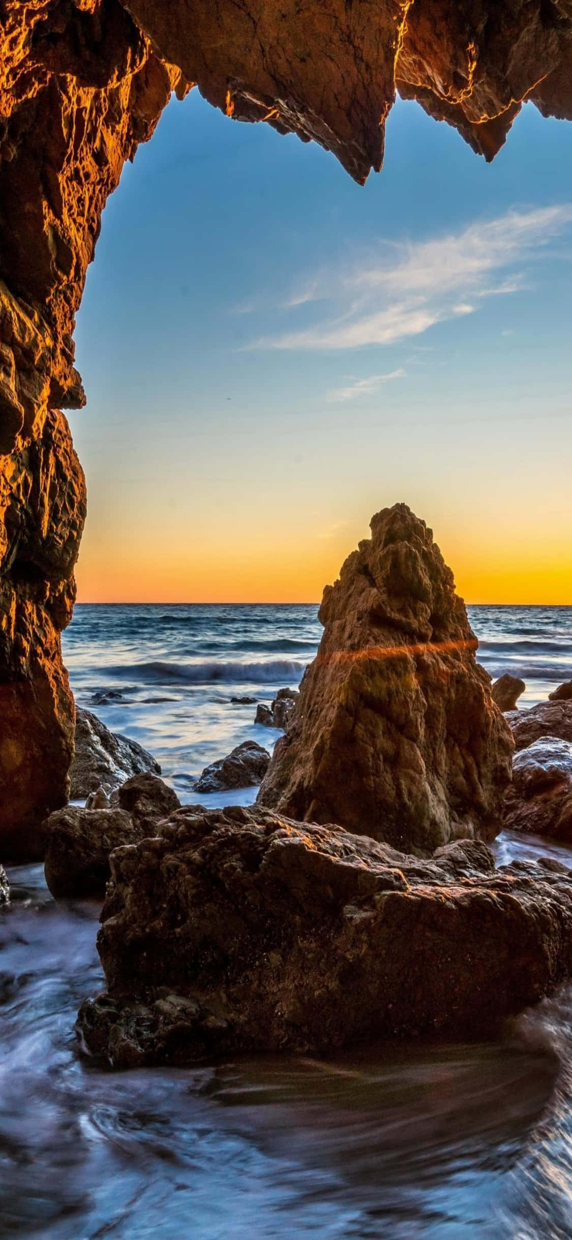 เพลิดเพลินกับวิวตระการตาของ Malibu บน iPhone Xs วอลเปเปอร์
