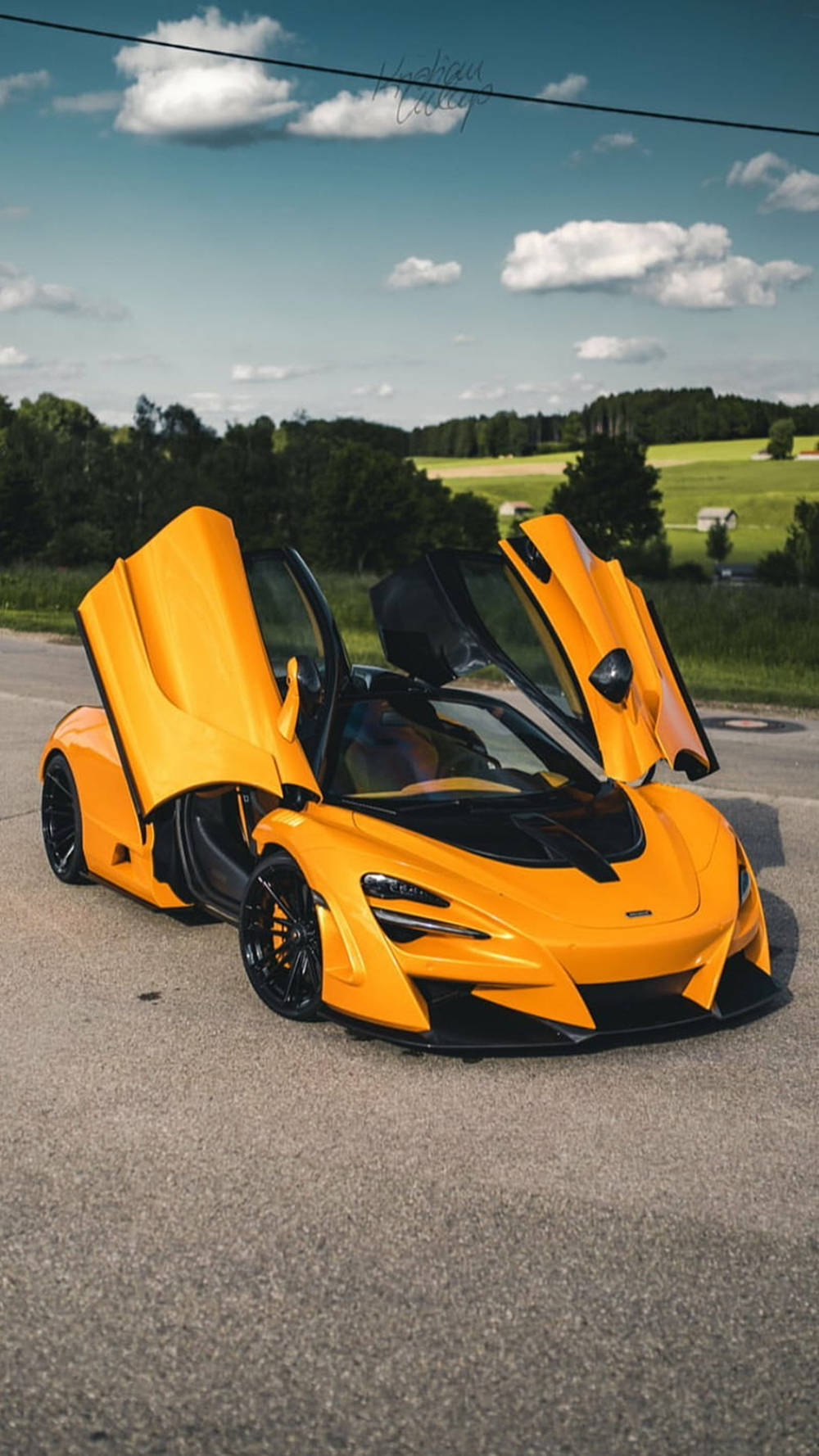 มือถือ McLaren 720S สีเหลืองเปิดประตู วอลเปเปอร์